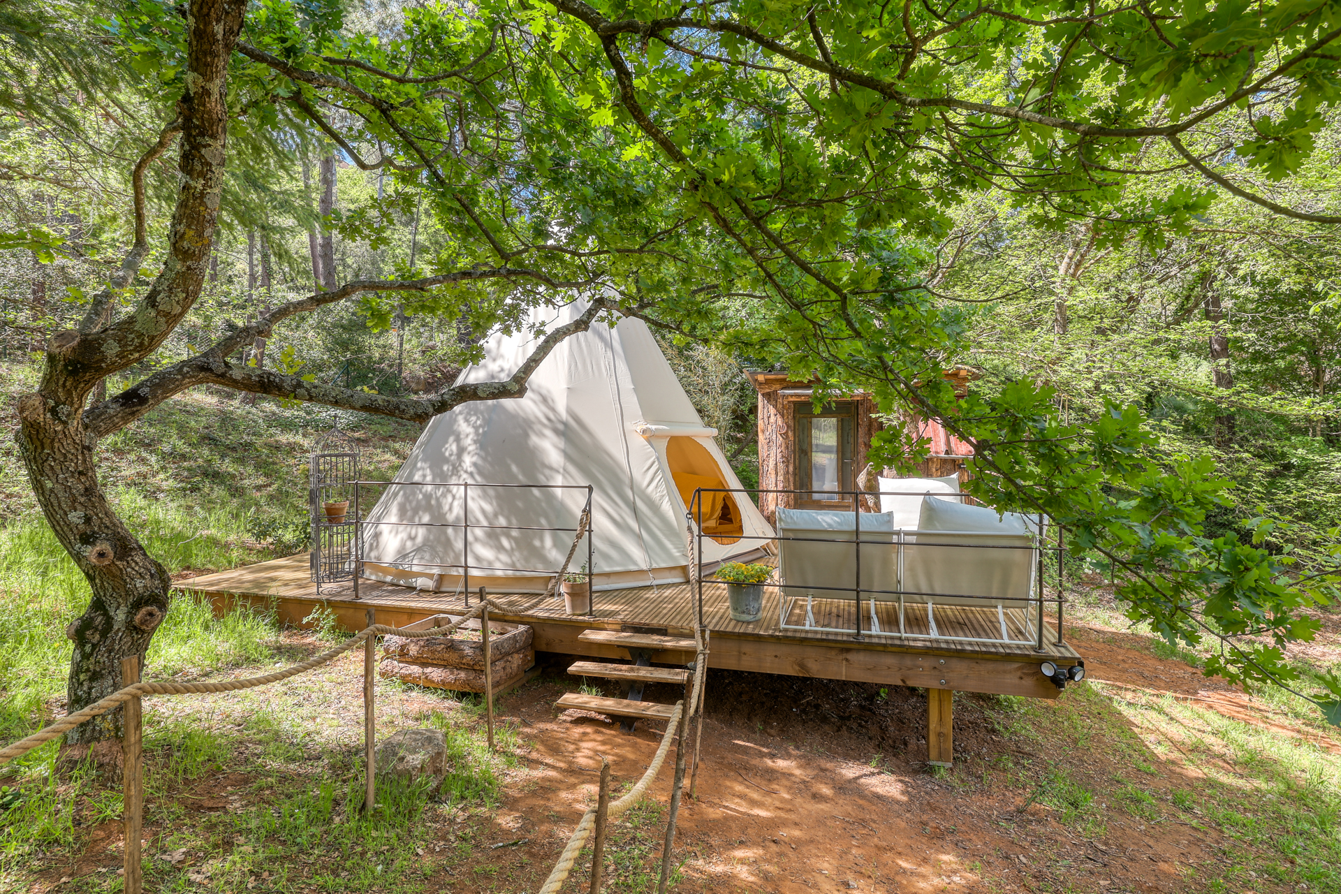 La Tribu des Ocres — Nuit conviviale dans un Tipi avec terrasse à Vaucluse à Fontaine-de-Vaucluse — espace de vie