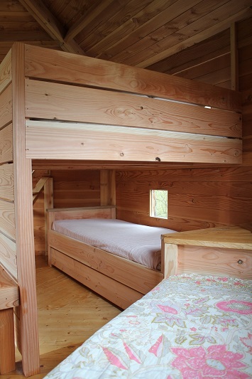 Cabane Les 3 Chouettes : une expérience suspendue dans les arbres à Batilly-En-Puisaye — vue depuis la terrasse