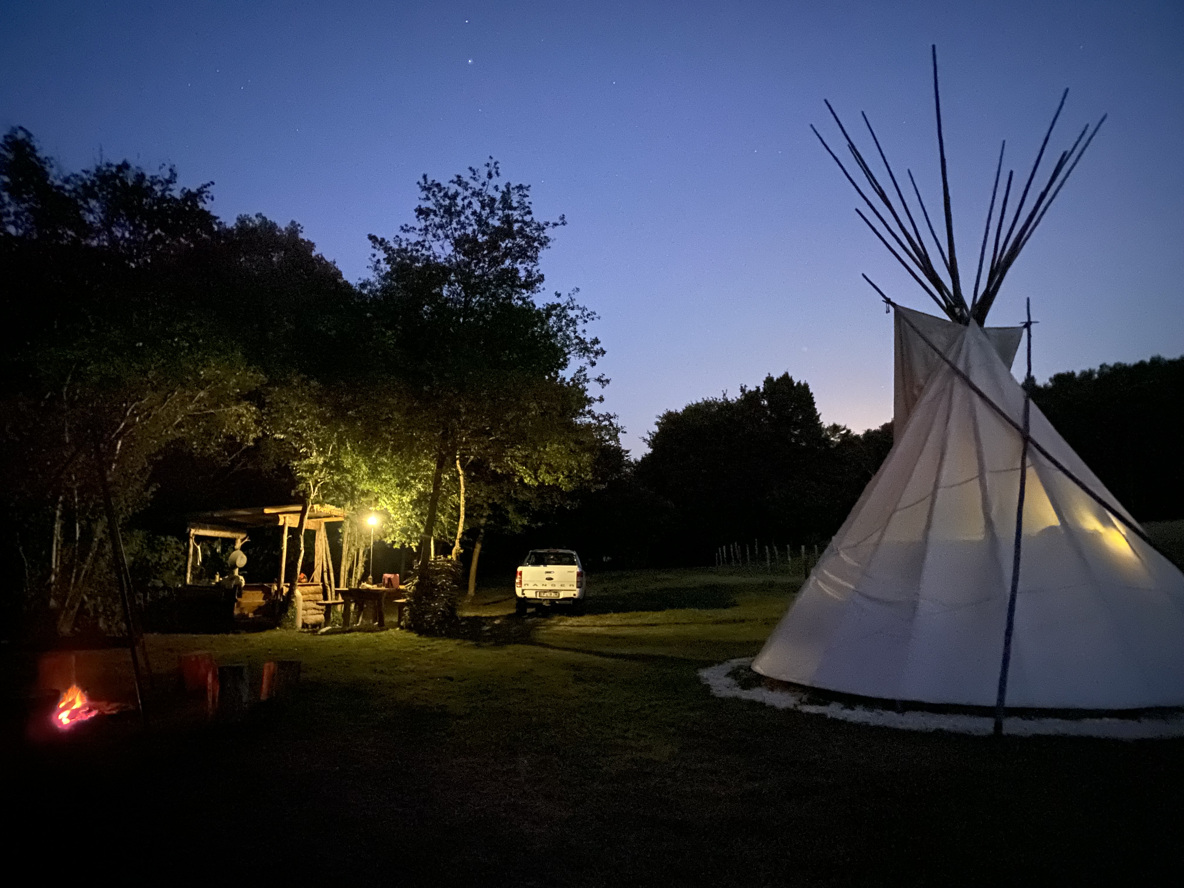 Tipi Lakota — Expérience authentique au bord d'un ruisseau en Nièvre à Nevers — espace de vie