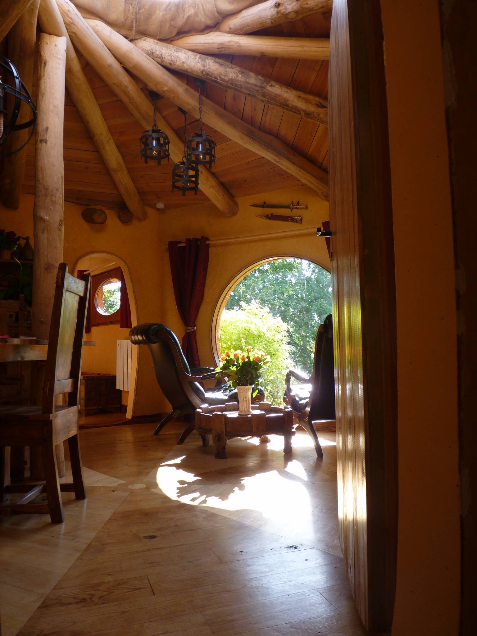 La Cabane-Spa Hobbit : une expérience immersive en Aquitaine à Salignac-Eyvigues — salle de bain