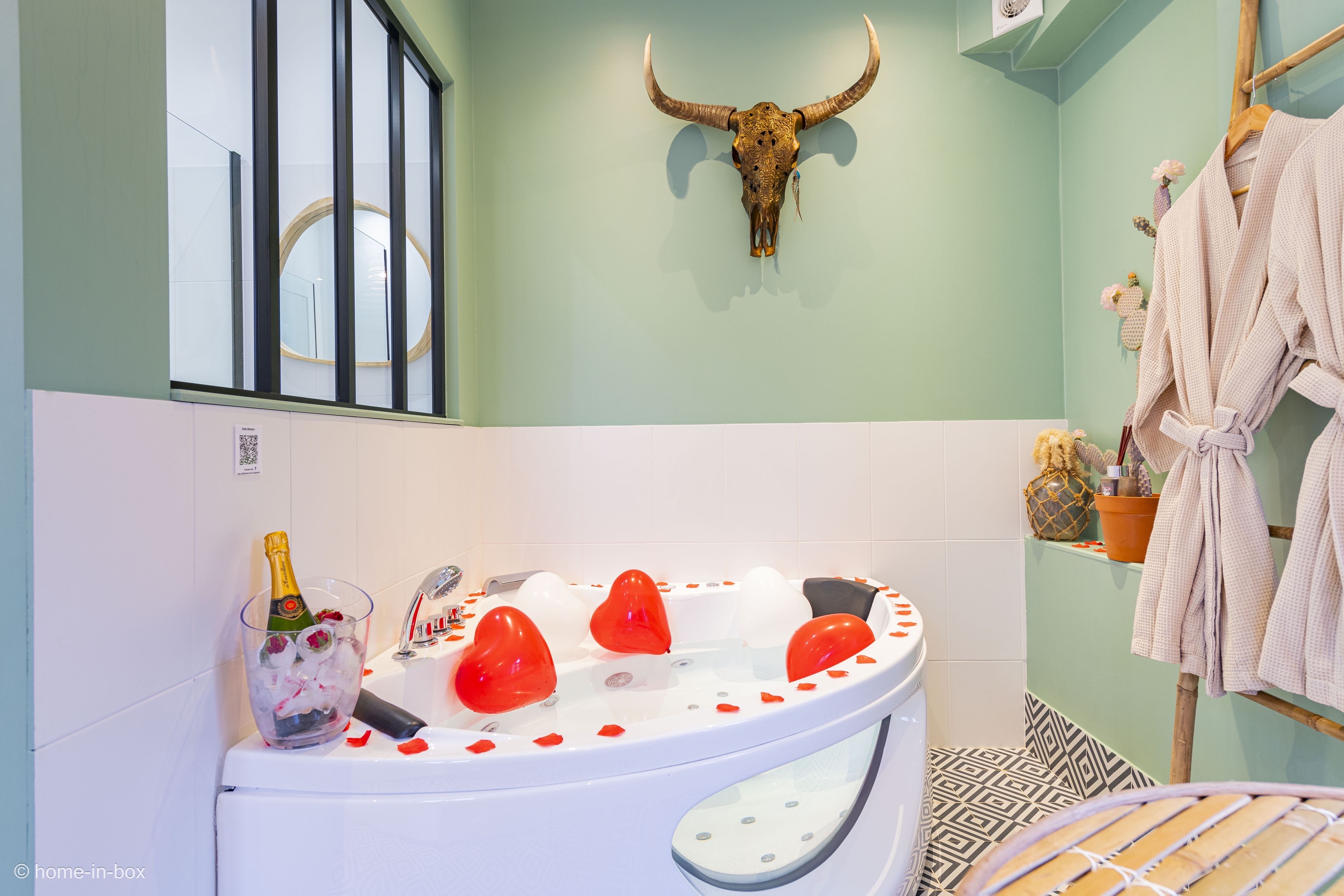 Suite Mexique avec Jacuzzi — Hébergement insolite à Seine-et-Marne à Serris — vue intérieure