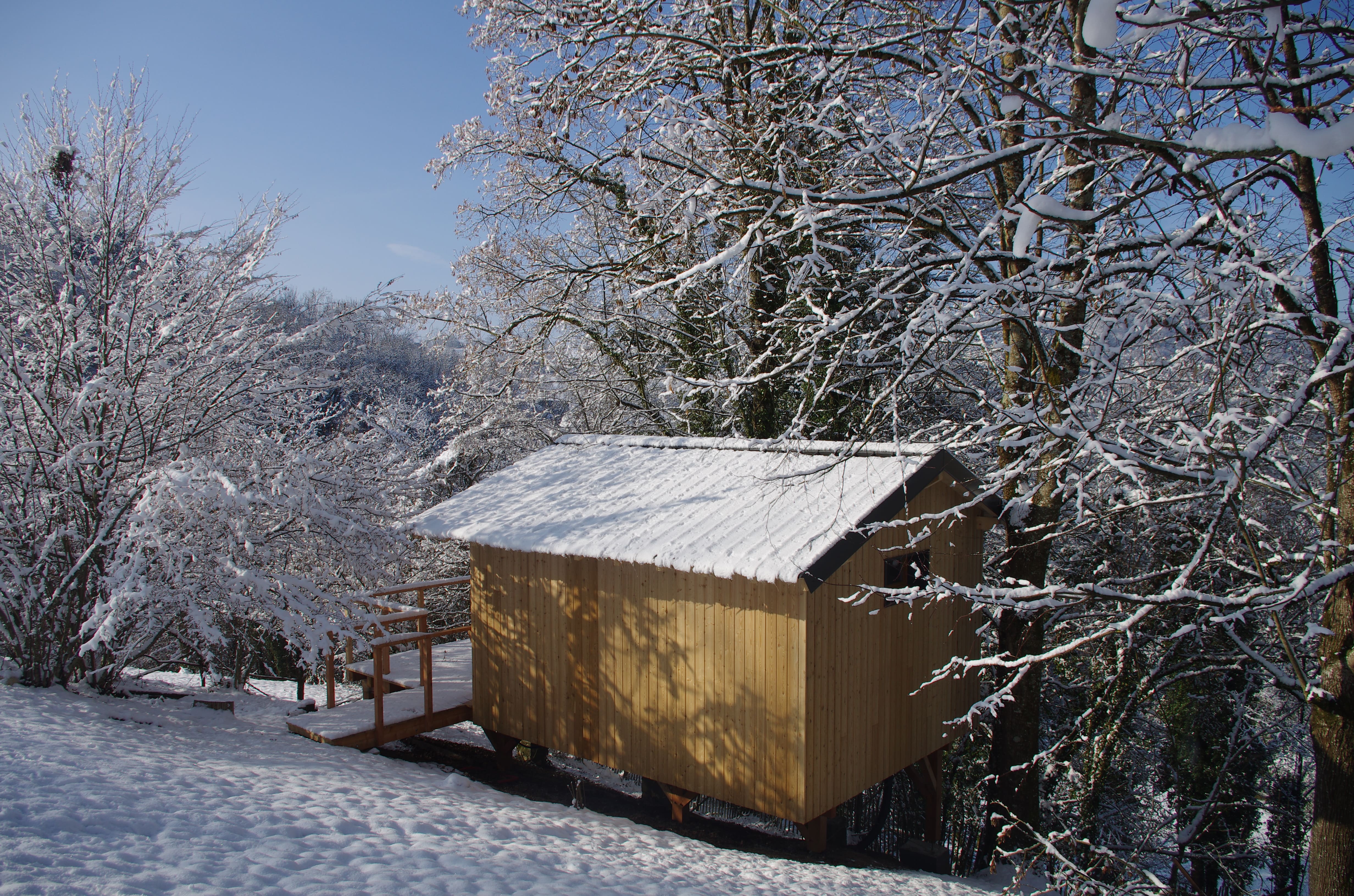 La Cabane aux Rêves Spa — Cabane sur pilotis avec jacuzzi en Savoie à Sainte-Marie-D'alvey — cuisine
