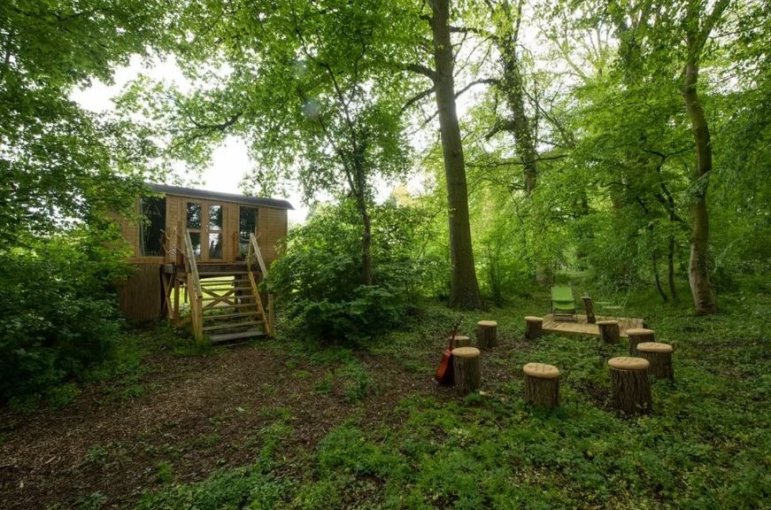 La roulotte "Dentelles et enchantements" — Séjour romantique avec spa à Nord à Lille — vue depuis la terrasse