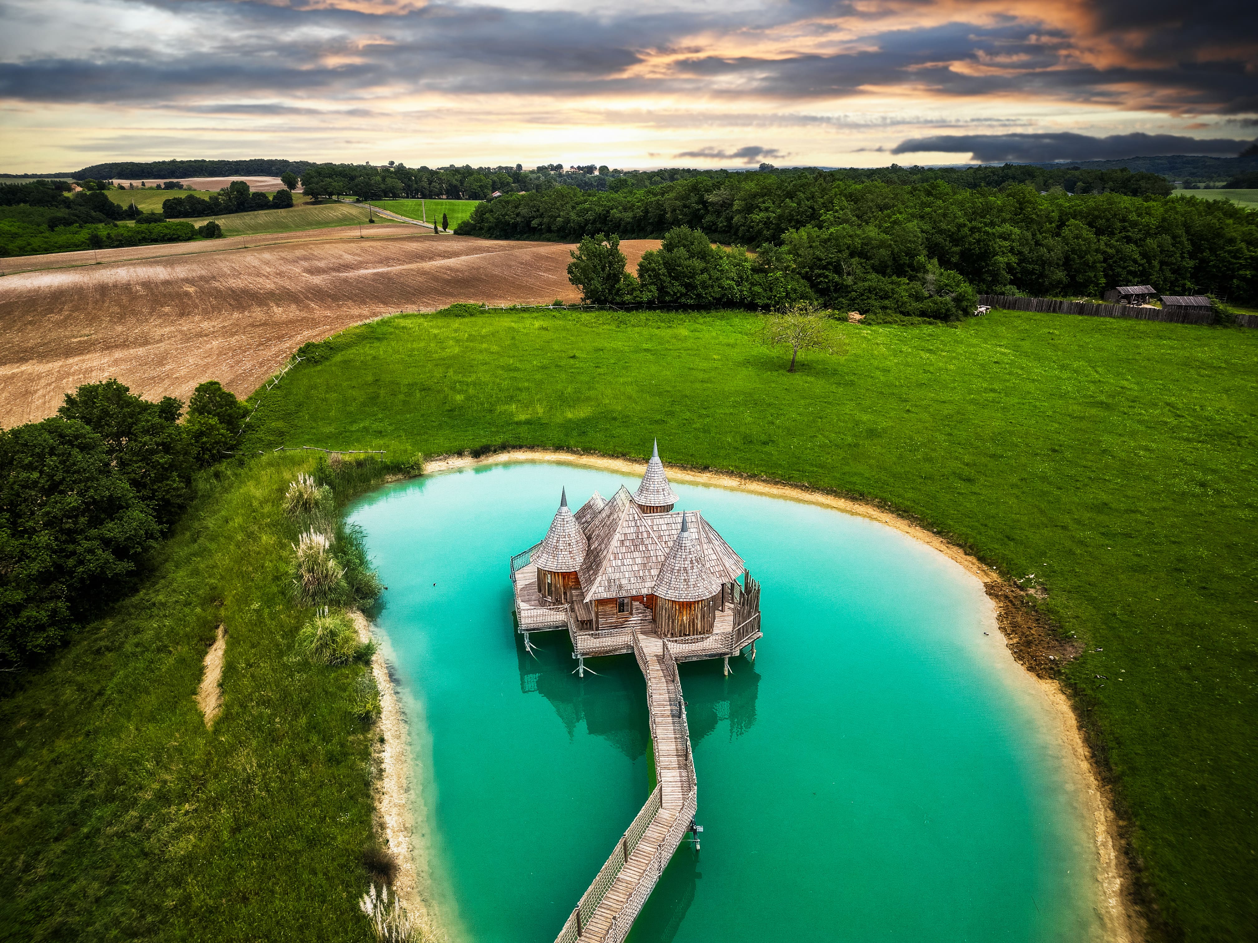 Évasion romantique dans une cabane château avec spa et sauna