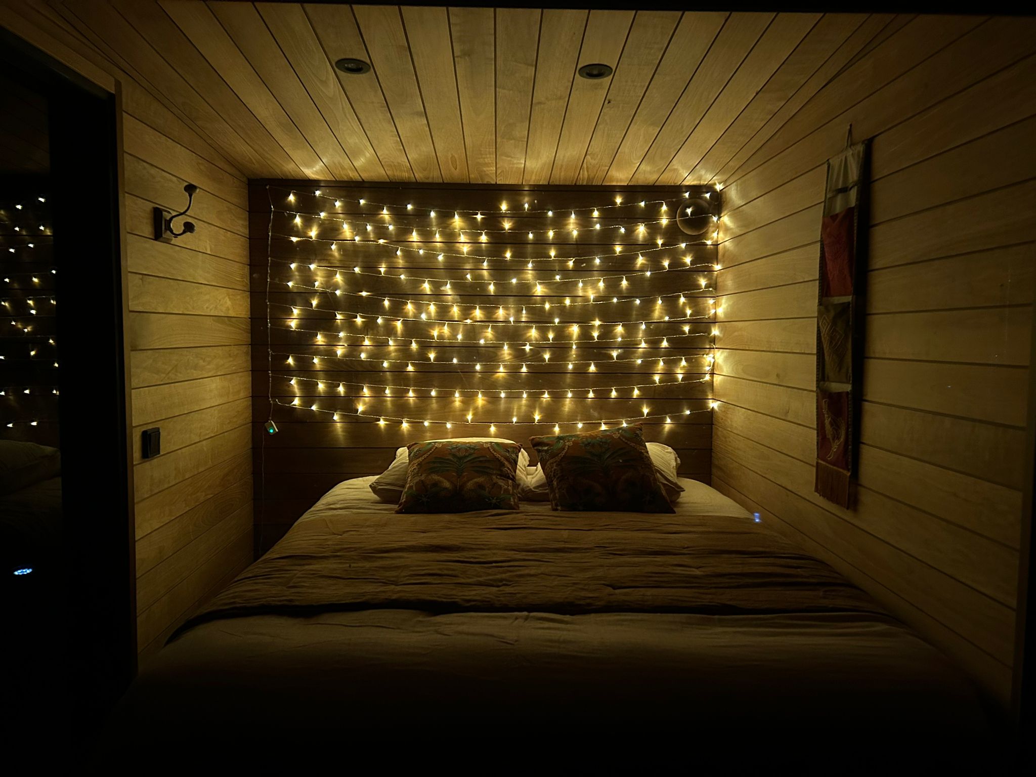 Évasion sensorielle au Ayurveda Forest Lodge à Céré-La-Ronde — vue intérieure