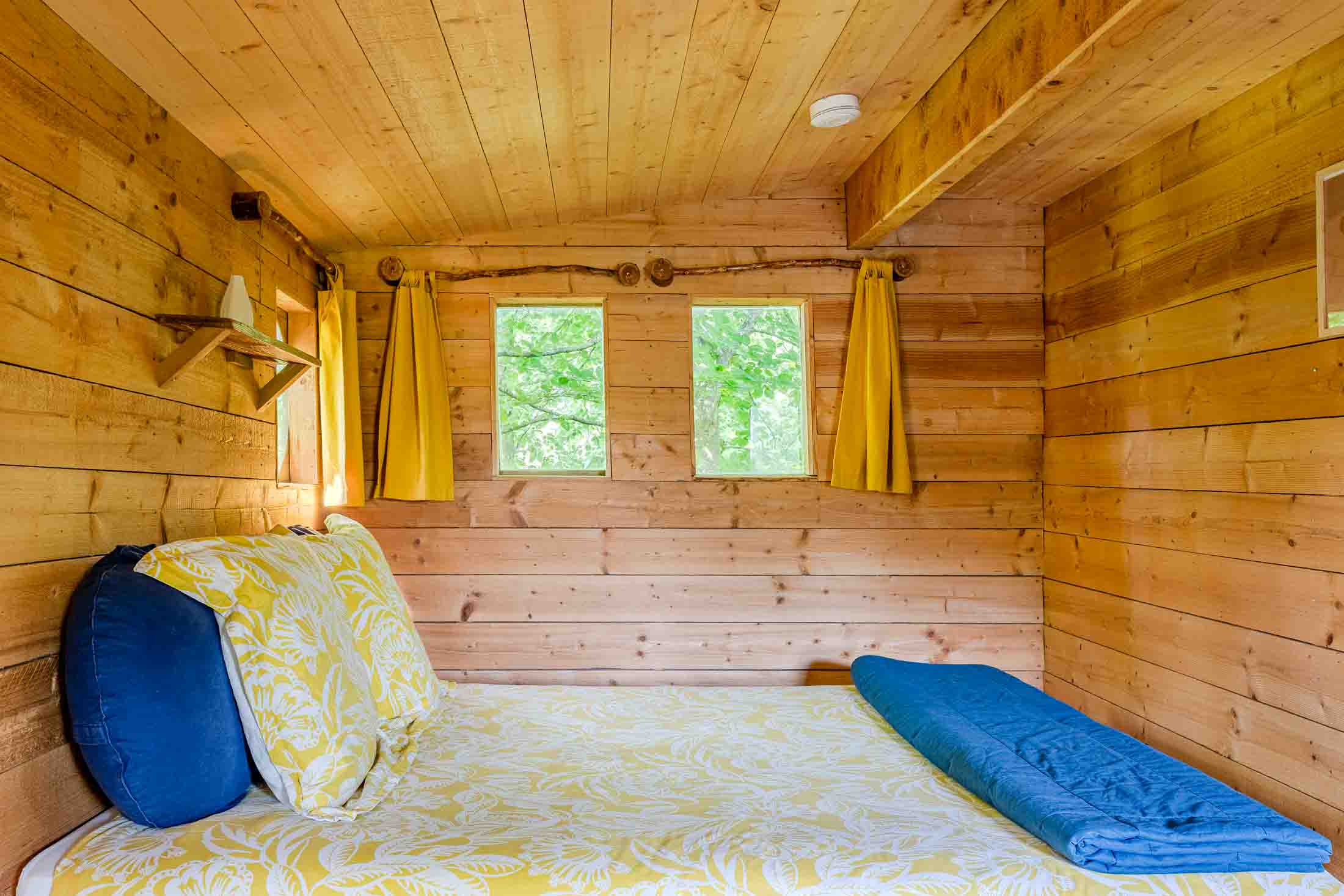 Cabane Rouge Gorge — Nuit perchée à 8m dans un chêne en Calvados à Valambray — vue depuis la terrasse
