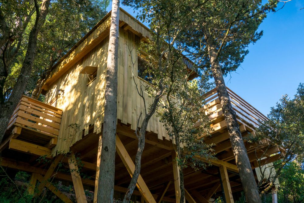 Cabane Fresnes : une expérience suspendue dans les arbres