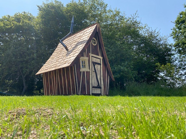 La Cabane des Korrigans : une expérience immersive en Bretagne à Boisgervilly — espace de vie
