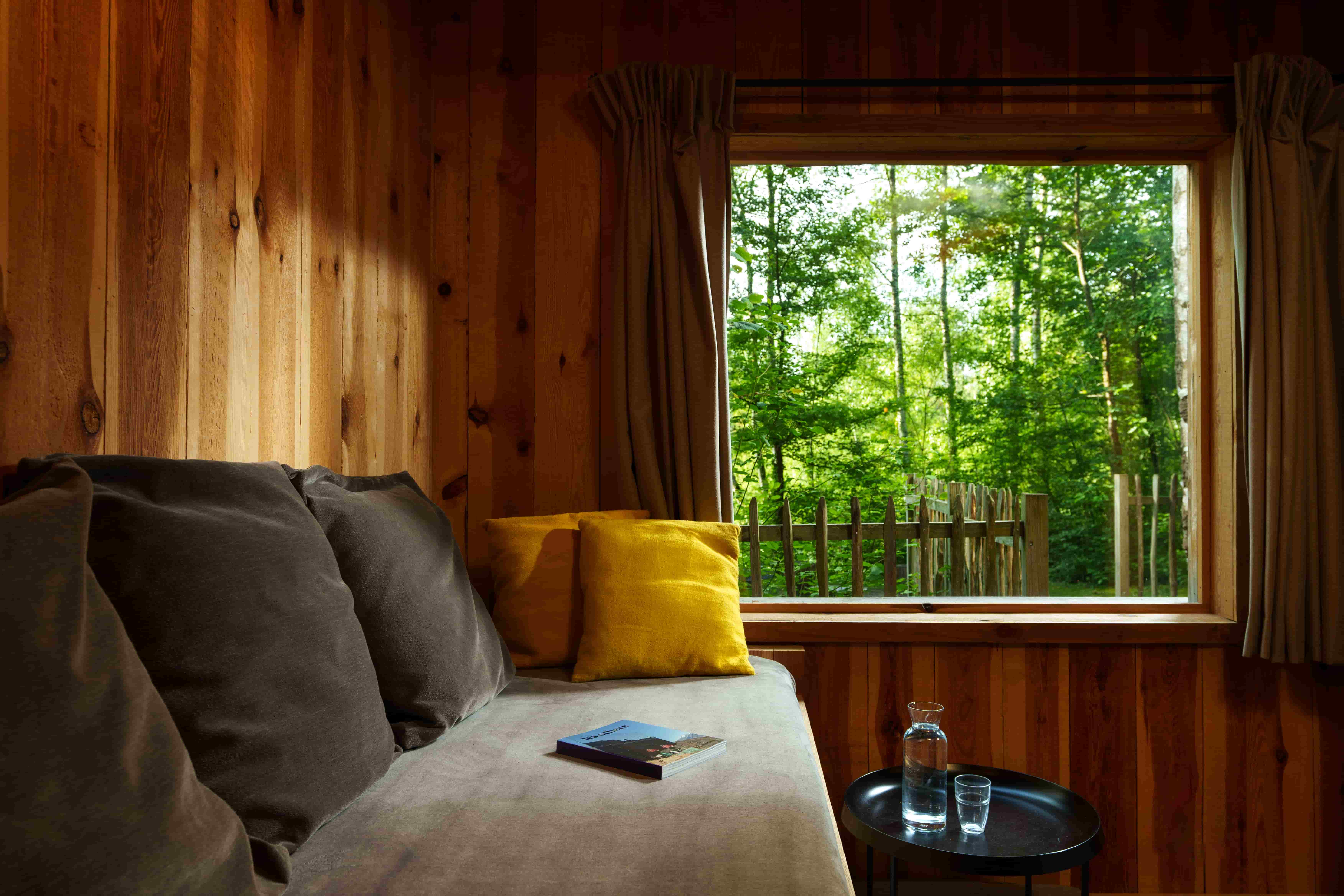 Évasion sensorielle dans la Cabane Spa Ecrin de Jade à St-Léger-Aux-Bois — chambre
