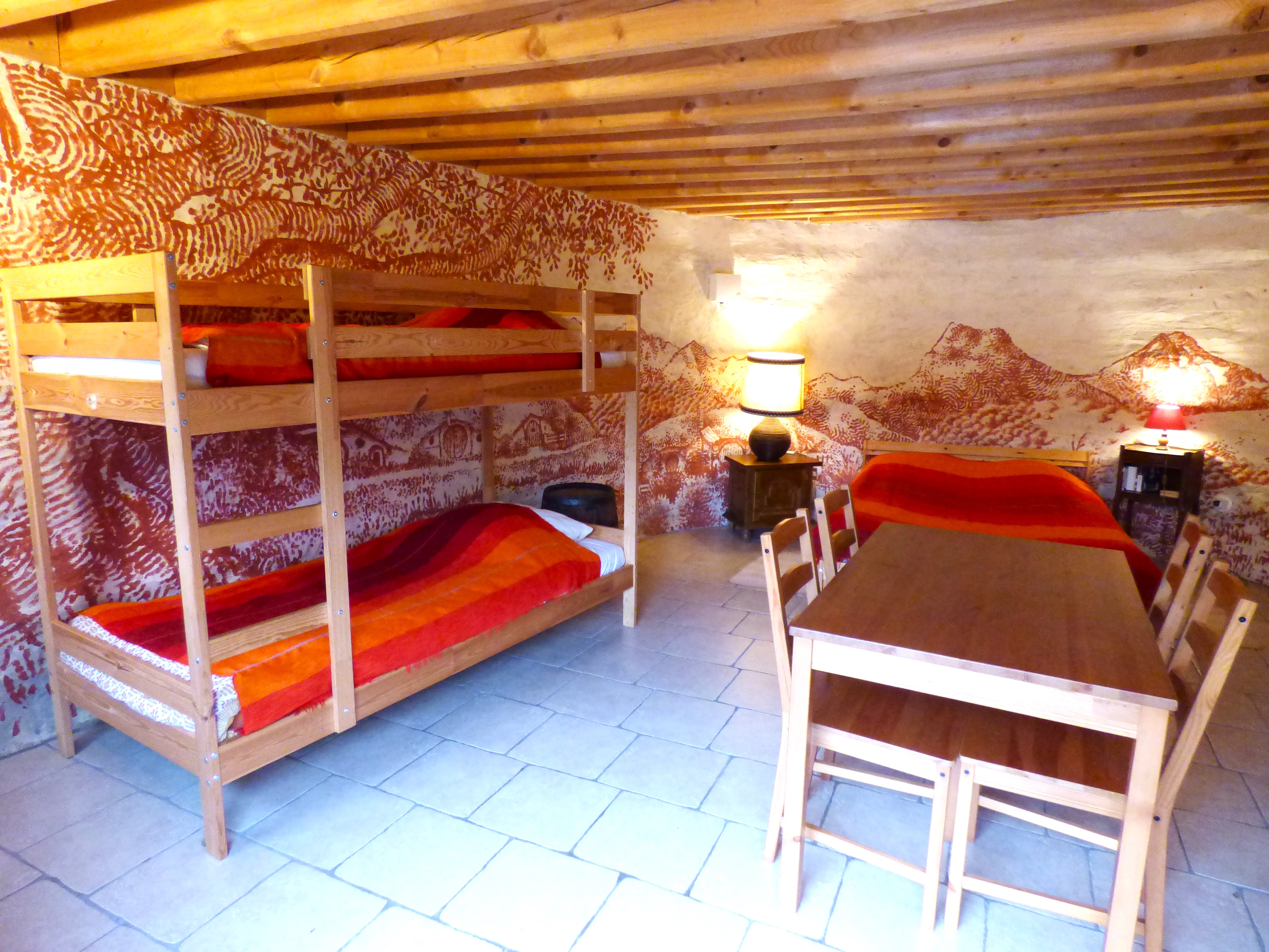 Cabane du Hobbit : une expérience immersive au bord du lac à Condat-En-Combraille — espace de vie