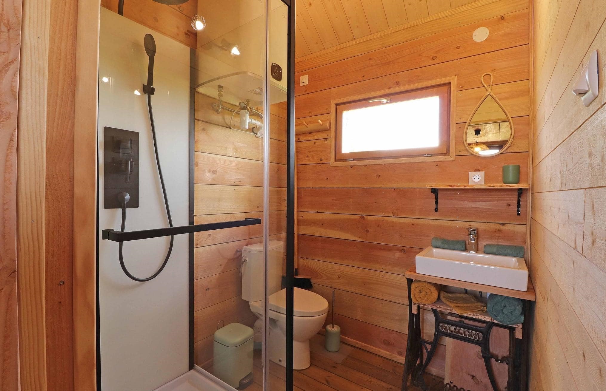 La Cabane de Jabi — Cabane sur pilotis avec spa à Orne à Argentan — chambre