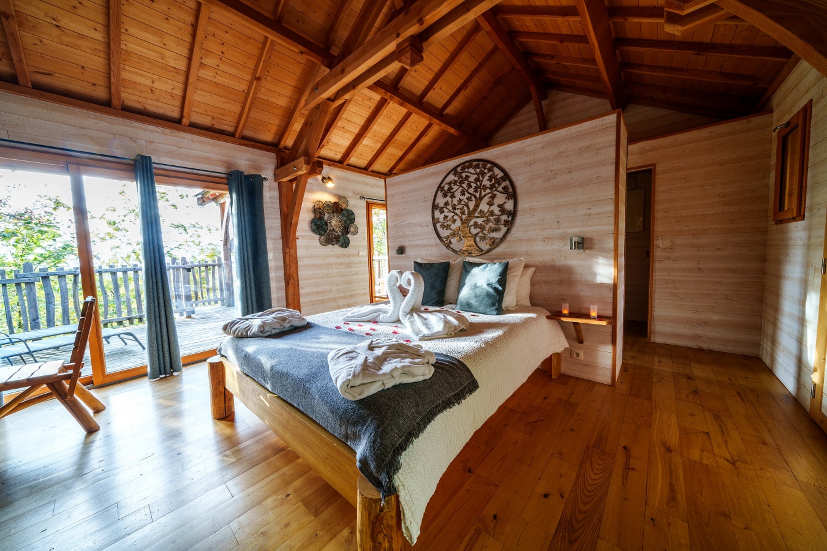 Cabane Spa Mésange : une évasion dans les arbres en Franche-Comté à Bonlieu — vue intérieure