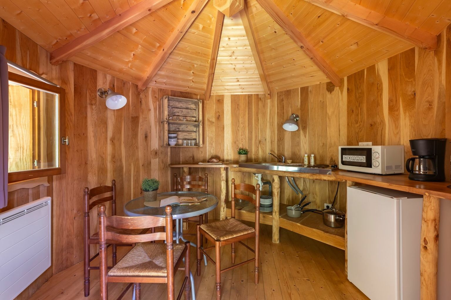 La Hutte Aigrette : une cabane flottante au cœur de la nature à Pressac — espace de vie
