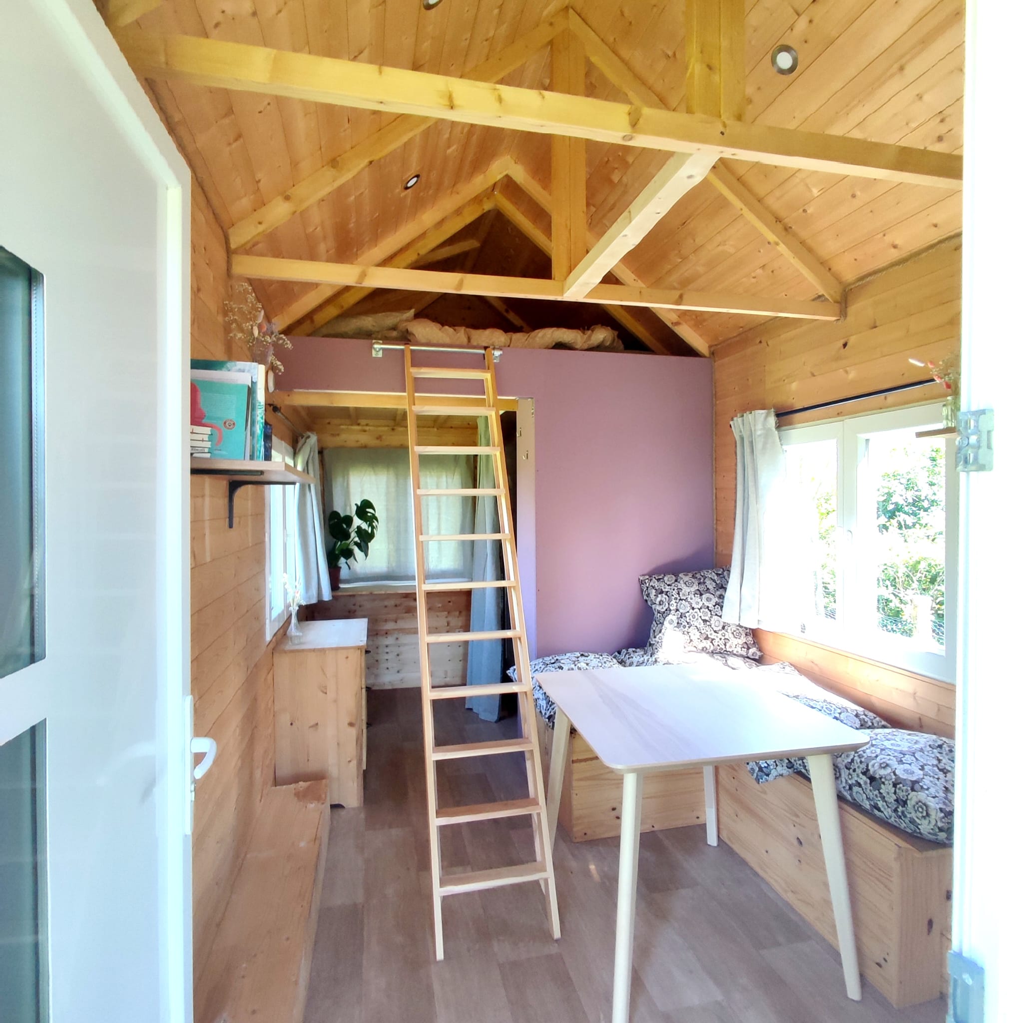 Tiny House du Morbihan — Nuit insolite avec spa et sauna à Vannes — espace de vie