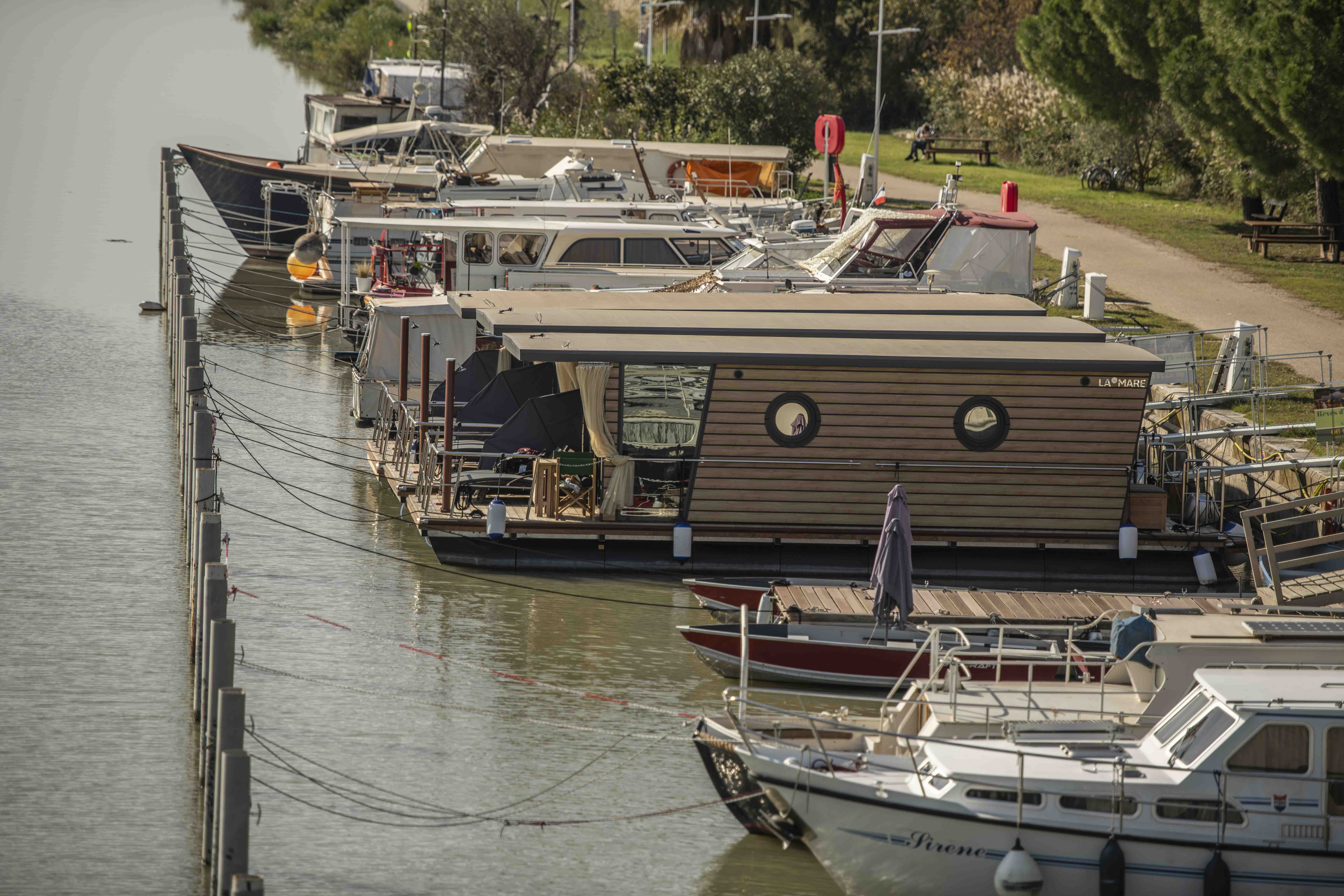 Photo 2/9 — Maison flottante « Lodge Boat Fanny — Maison flottante avec spa à Gard » à Aigues-Mortes Gard