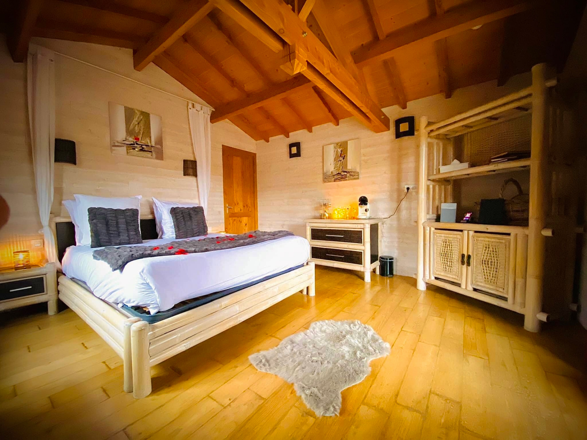 Évasion en cabane perchée avec spa en Midi-Pyrénées à Puygaillard De Quercy — détail architectural