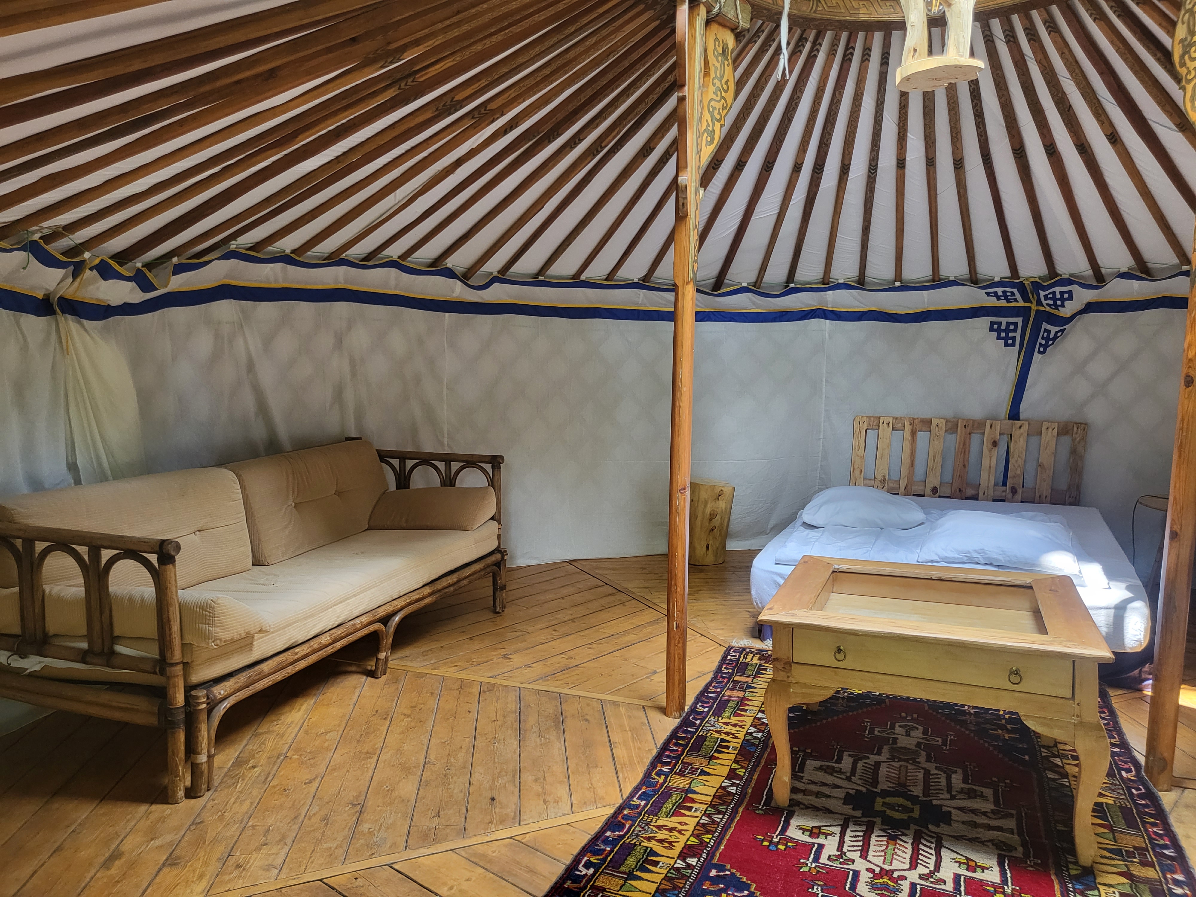 Vivez l'expérience unique d'une yourte traditionnelle en Auvergne à Huriel — chambre