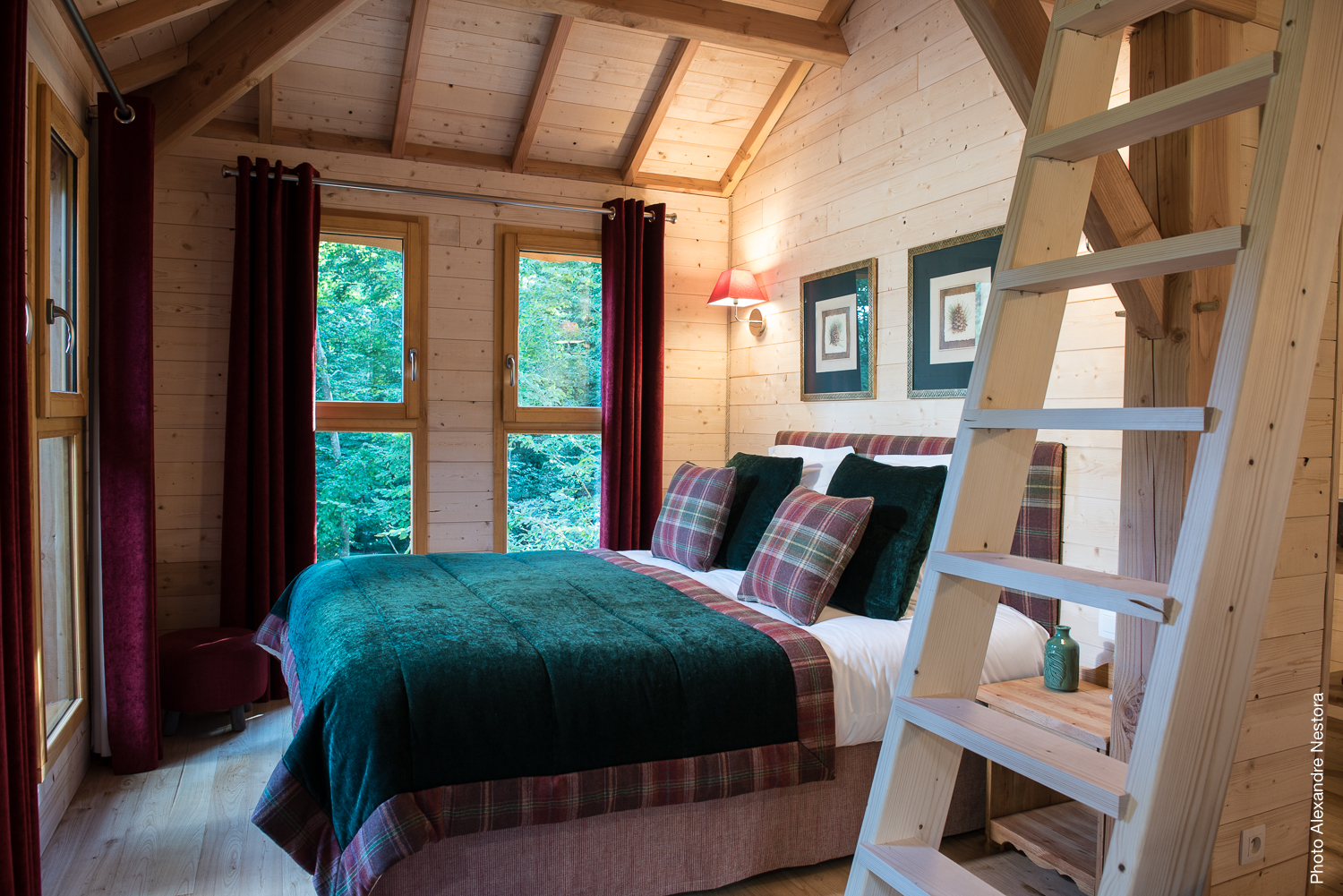 La Cabane de l'Etang & Spa : une évasion dans les arbres à La Bussiere — espace de vie