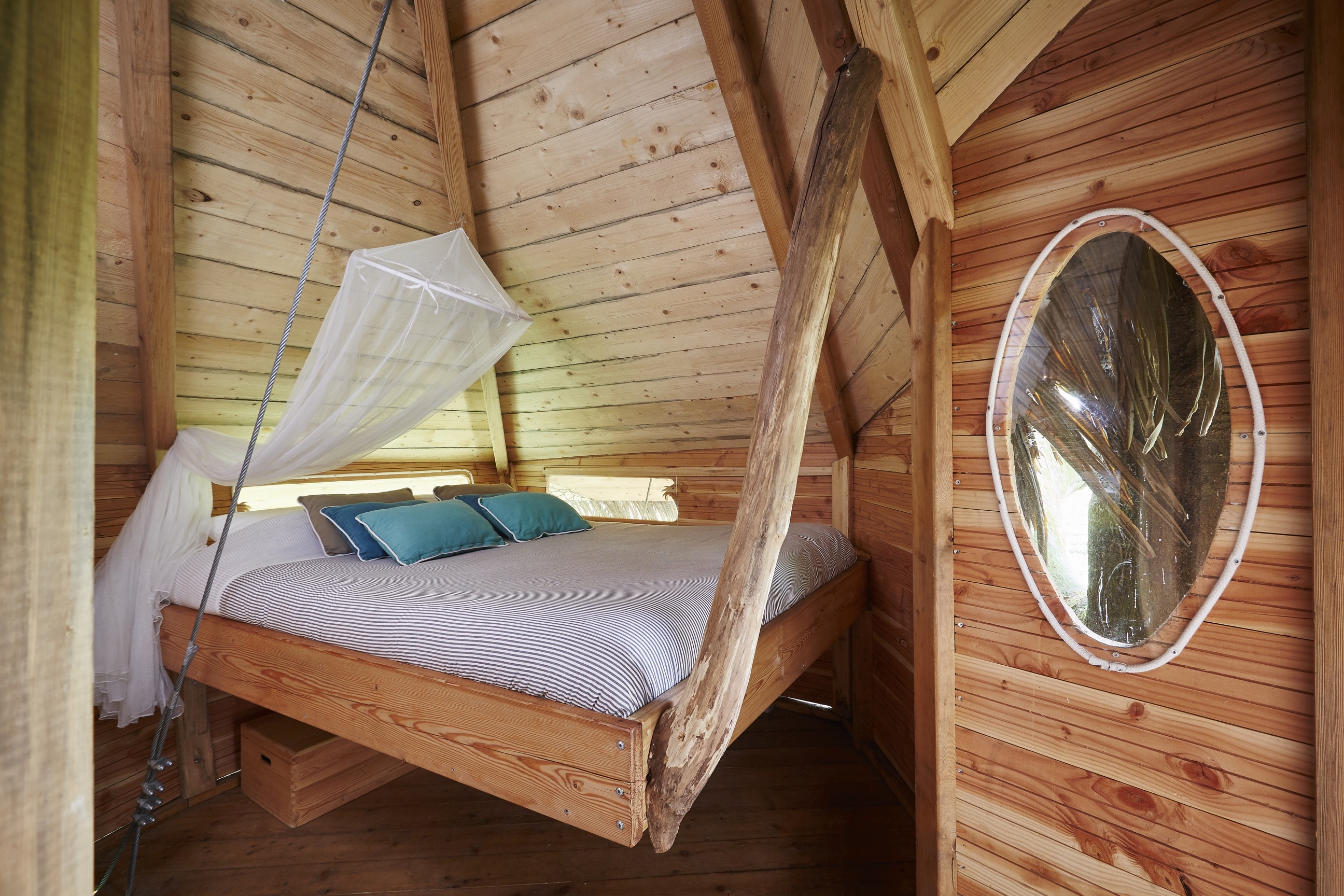 Une cabane perchée au cœur de la Basse-Normandie à Moulicent — espace de vie