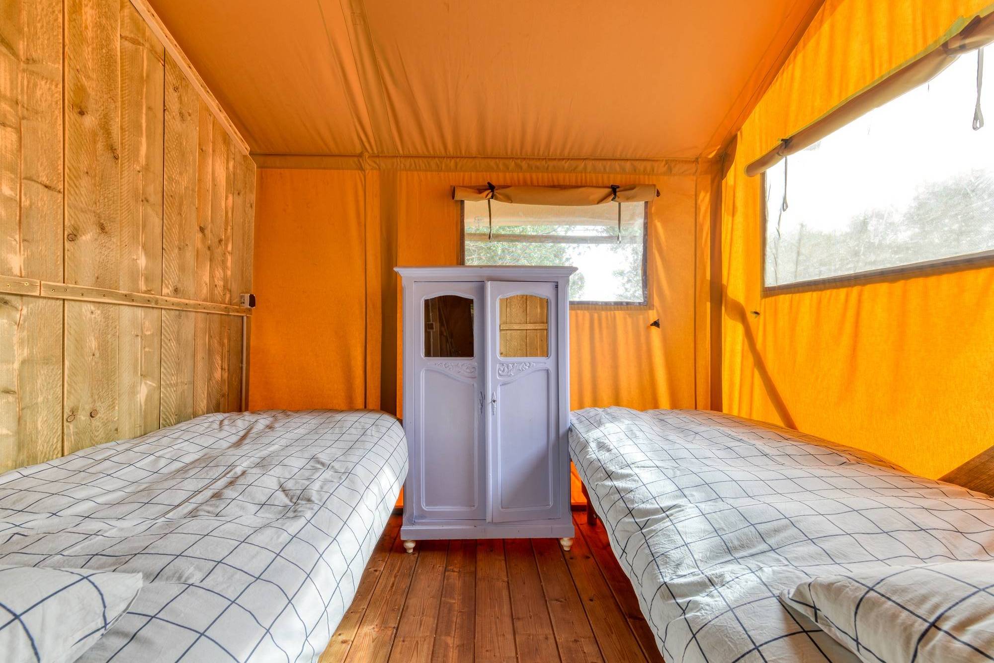 Tente Joy : un safari lodge au cœur du Languedoc-Roussillon à Velieux — détail architectural