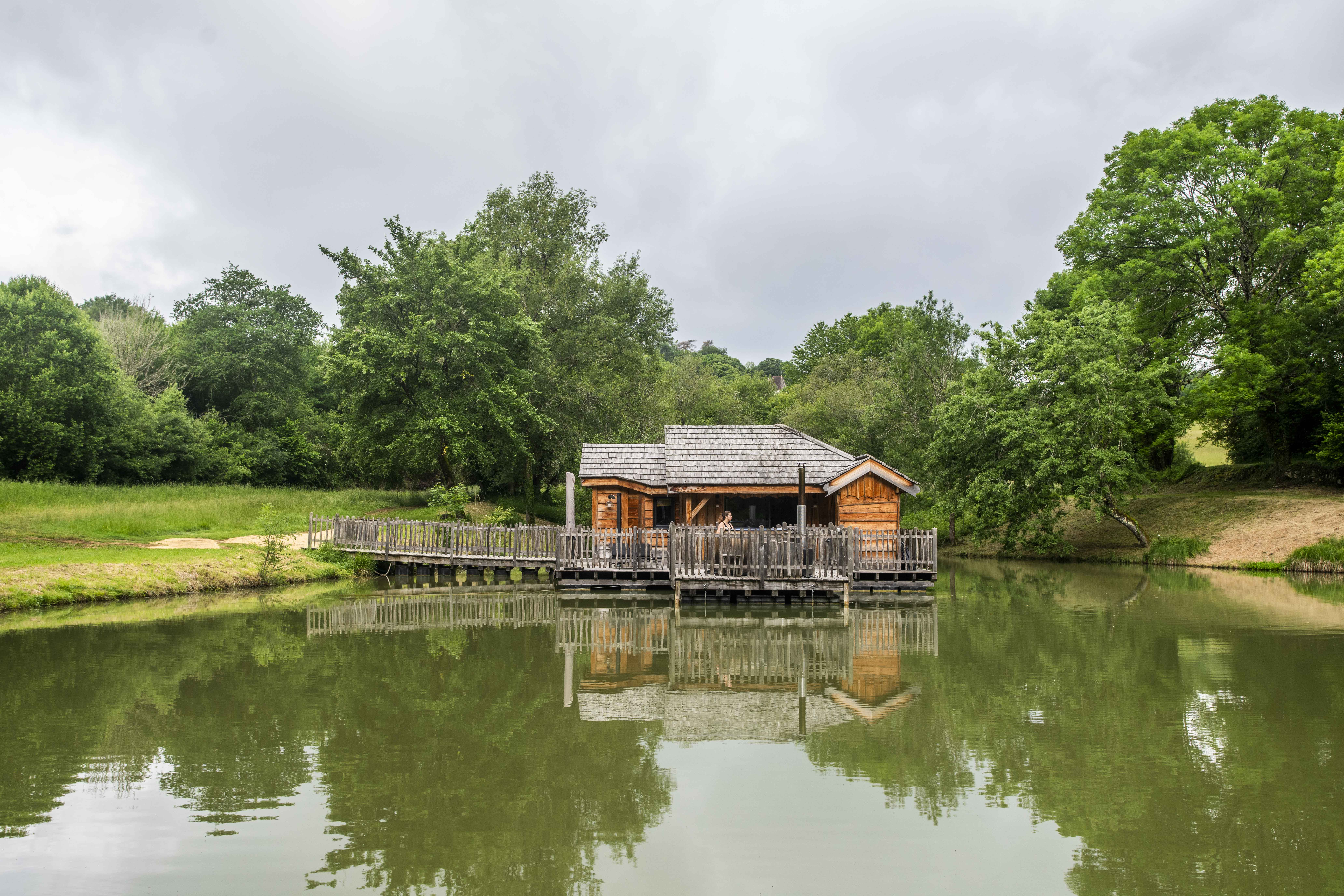 Cabane du Lac & Spa : une expérience aquatique unique à Saint- Martin Des Combes — espace de vie