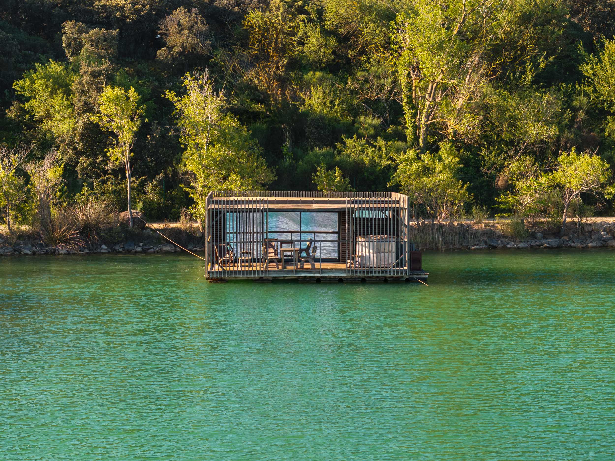 Cabane Spa Paradis : une évasion sur l'eau en Provence