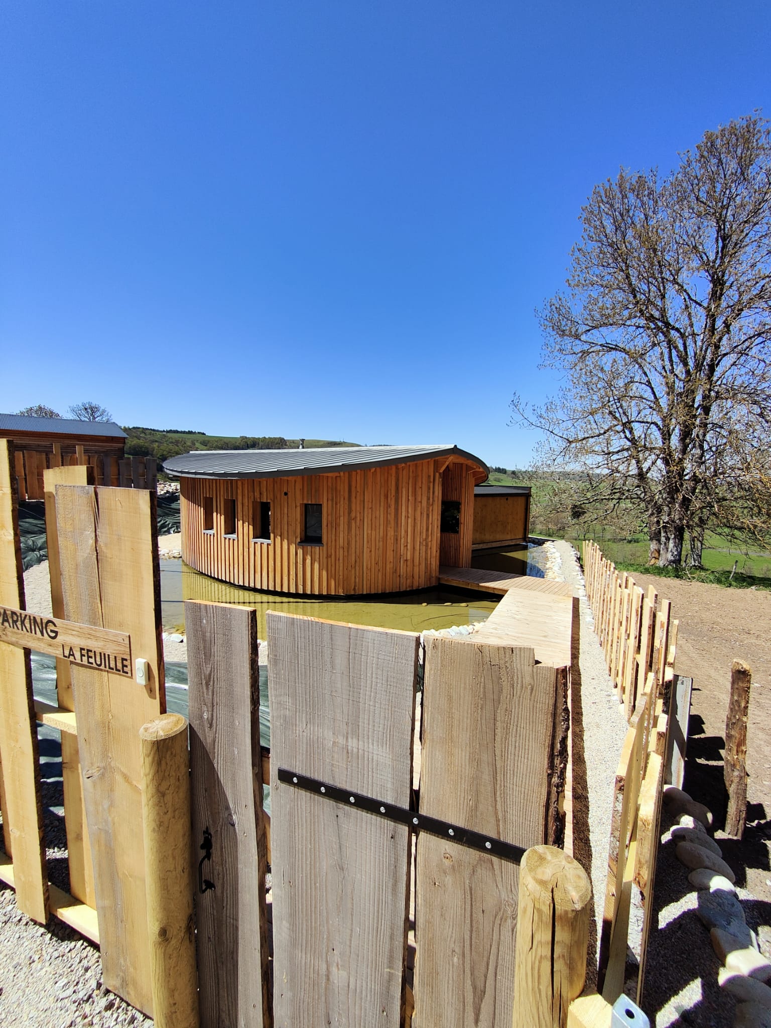 Cabane sur pilotis avec spa et sauna en Auvergne à Ségur-Les-Villas — espace de vie