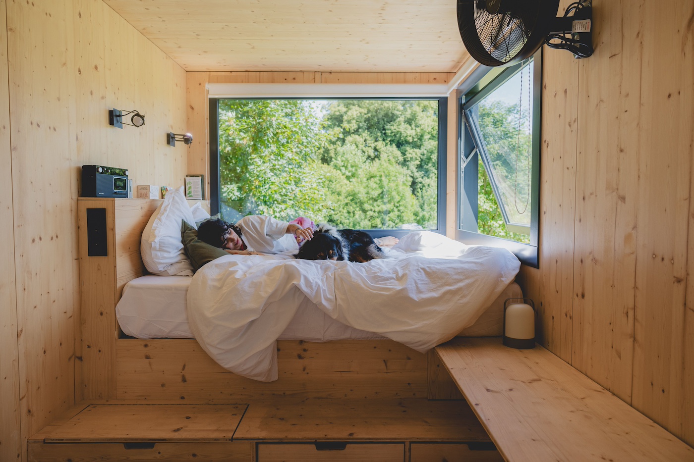 Une Tiny House moderne avec vue sur le lac en Picardie à Mesbrecourt-Richecourt — chambre