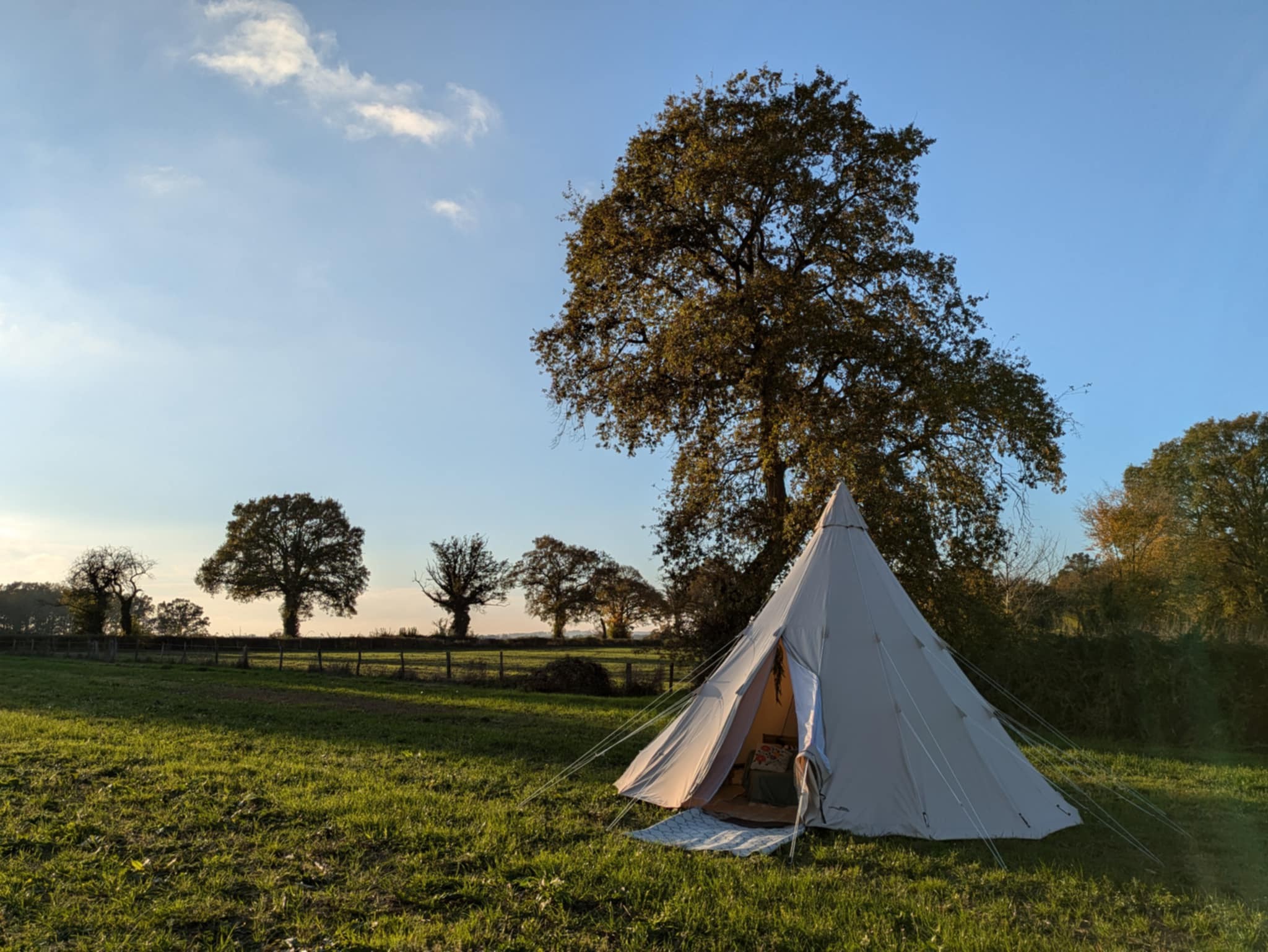 Tente Bellavista — Séjour insolite dans un tipi avec spa en Allier à Marcenat — chambre