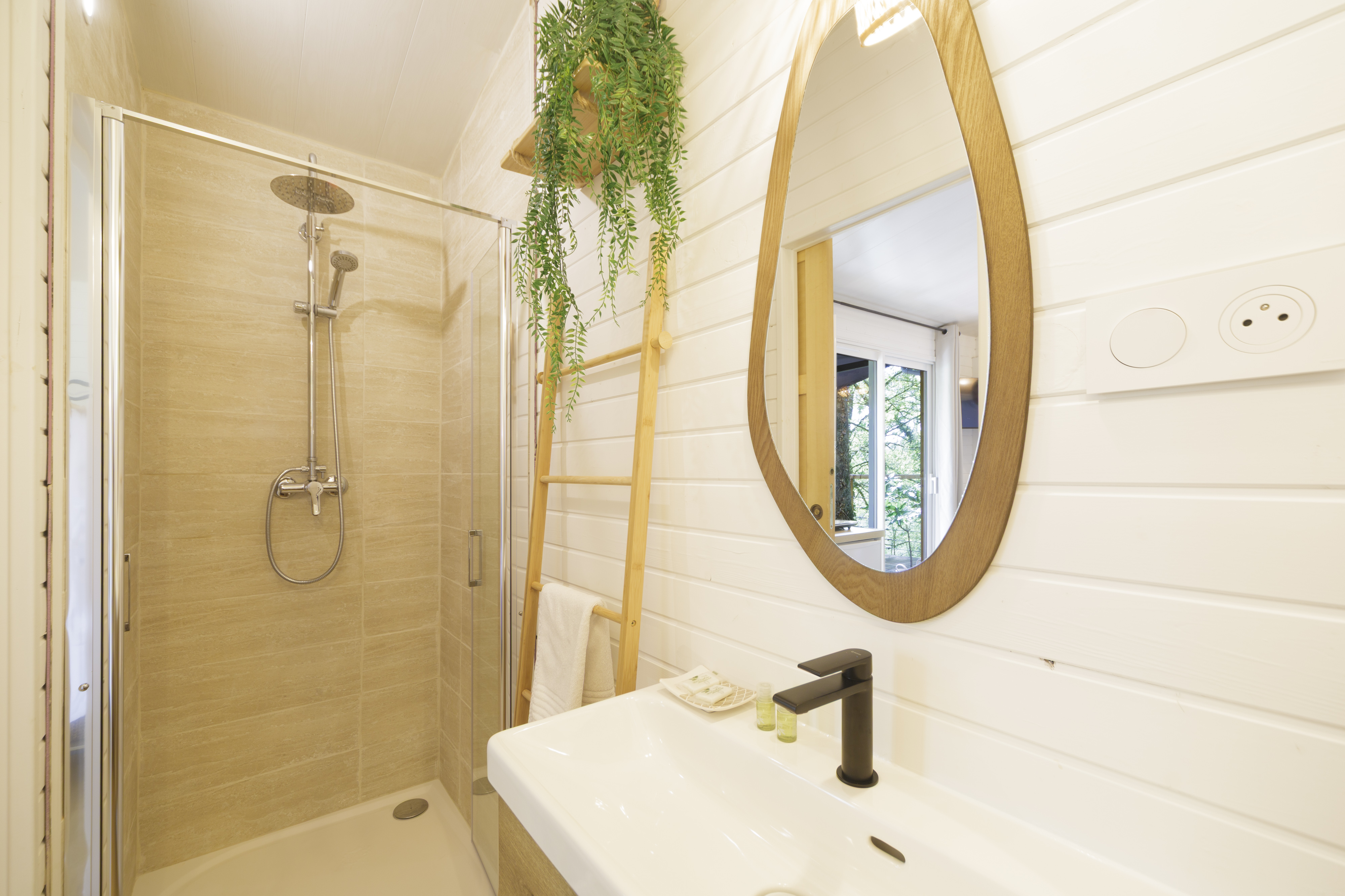 Évasion sensorielle dans la Cabane du Frêne avec spa privatif à Sévignacq — chambre
