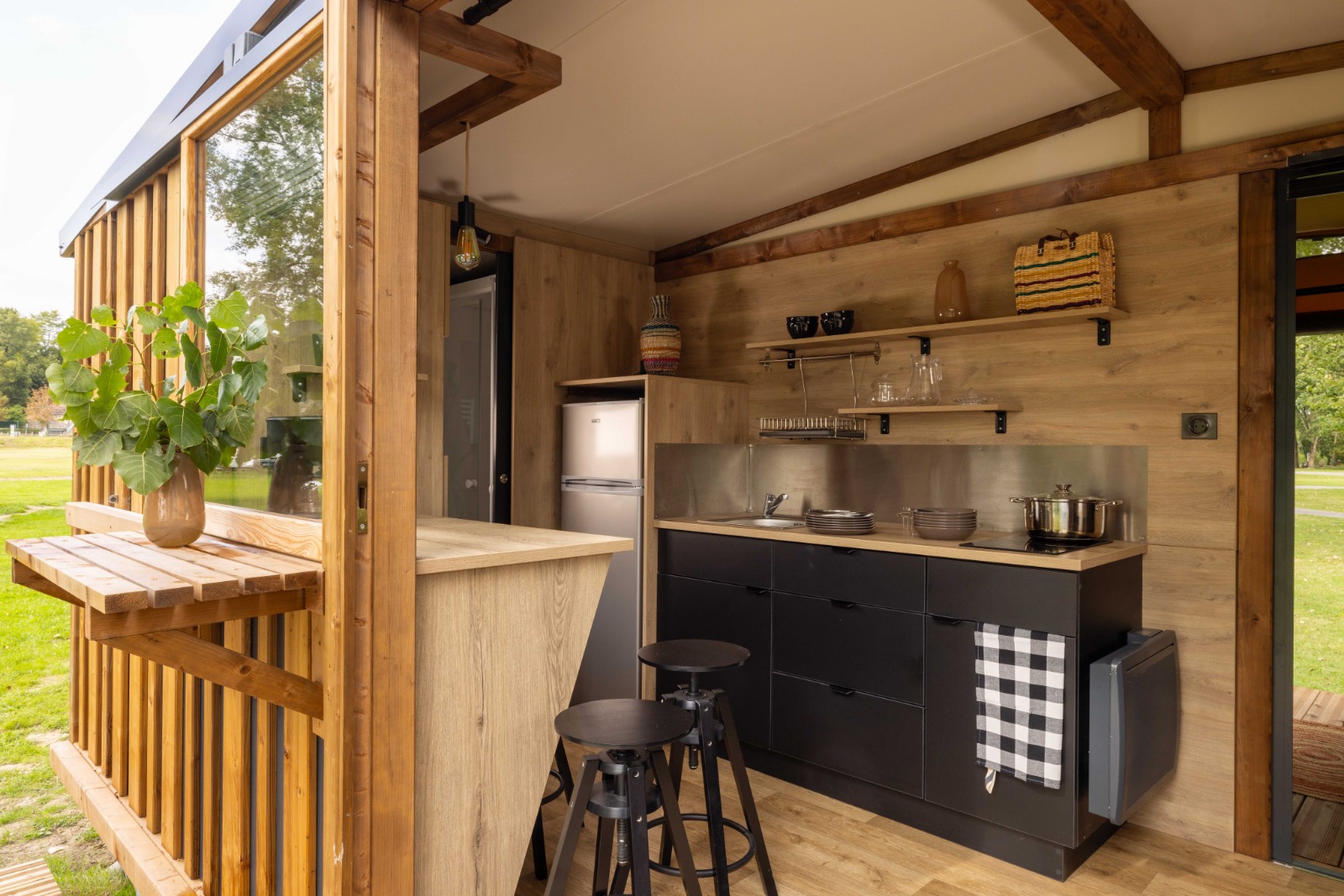 Tiny House — Évasion nature avec spa à Saintes Grandes Rives en Charente-Maritime à Chaniers — espace de vie