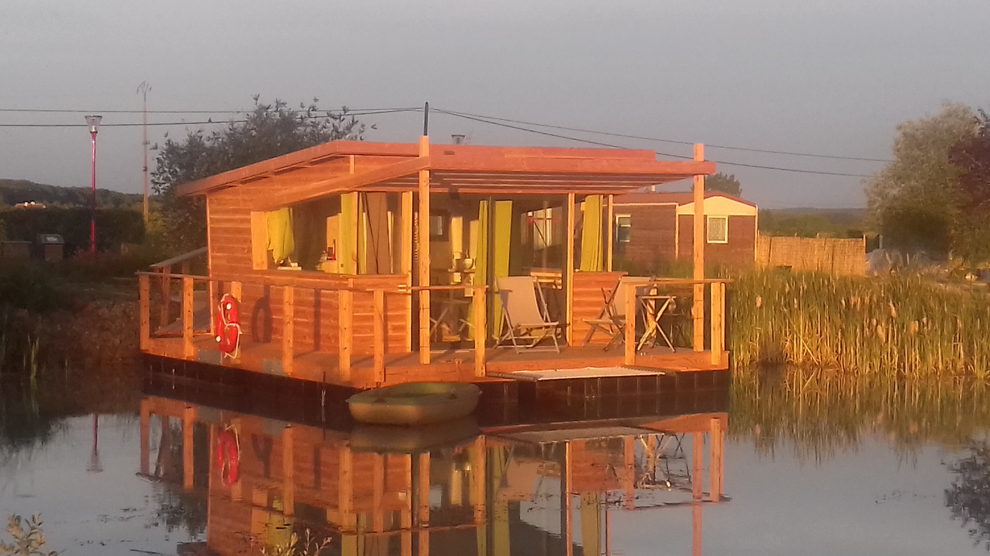 Lodge flottant Nénuphar : une cabane sur l'eau en pleine nature à Mont Près Chambord — détail architectural