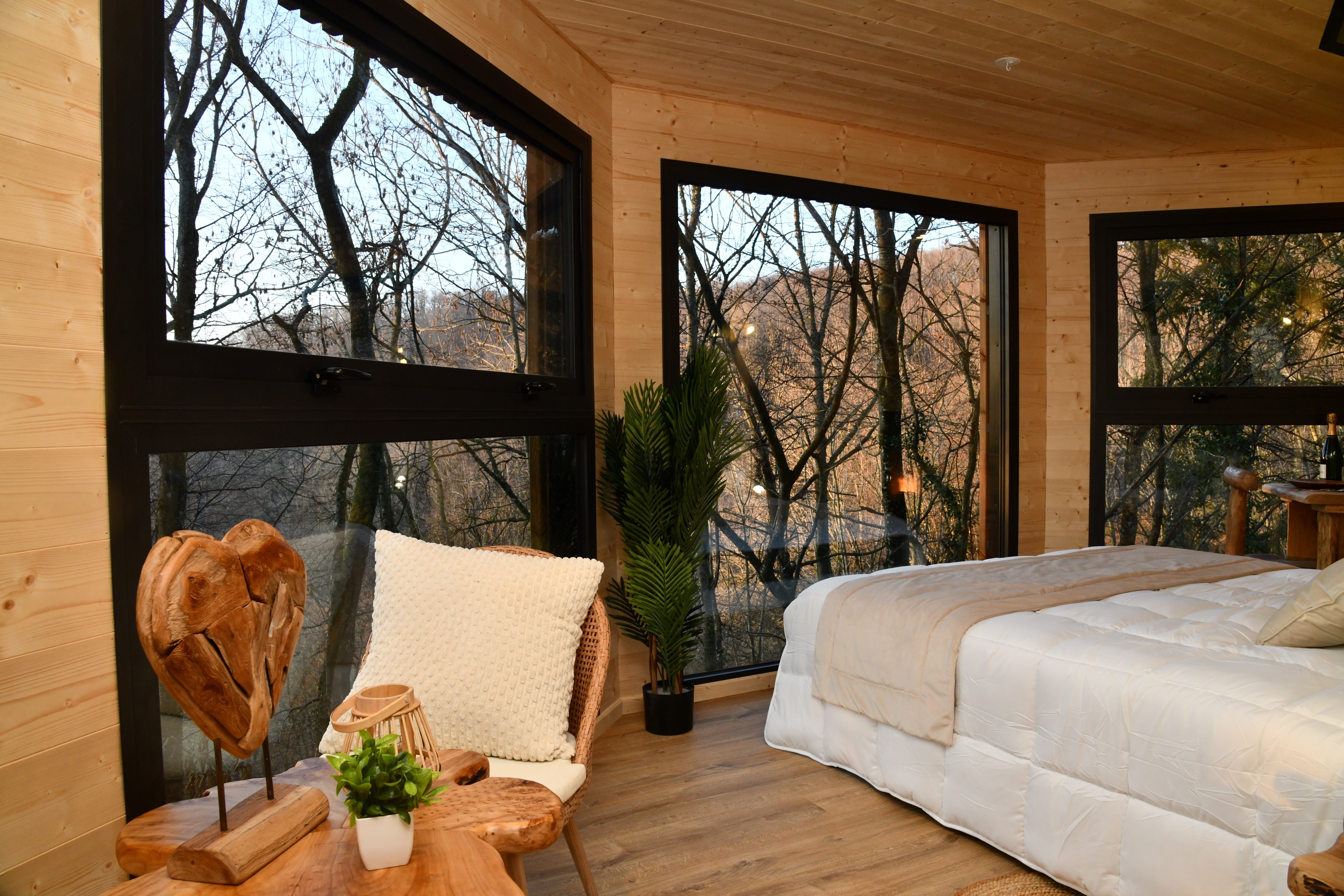 Cabane SPA Cocoon : une évasion en hauteur en Rhône-Alpes à Gillonnay — détail architectural