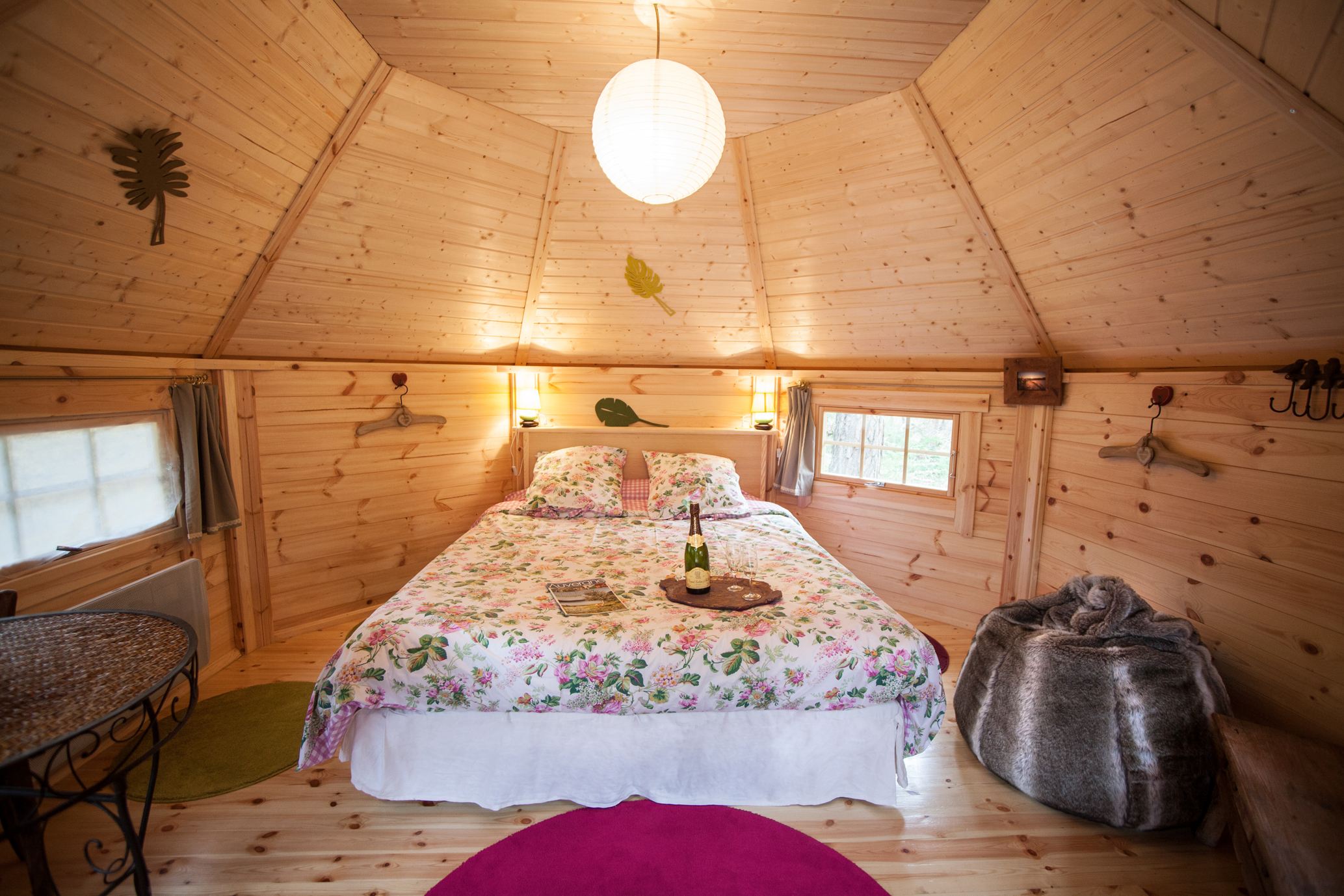 Le KOTA FINLANDAIS — Cabane cosy avec spa à La Roche aux Fées à Lapte — espace de vie