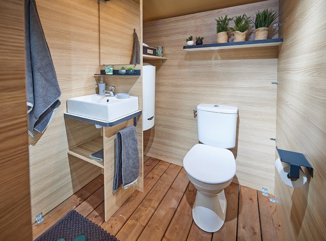 Lodge Confort Carladès : une immersion au cœur de la nature à Thérondels — salle de bain