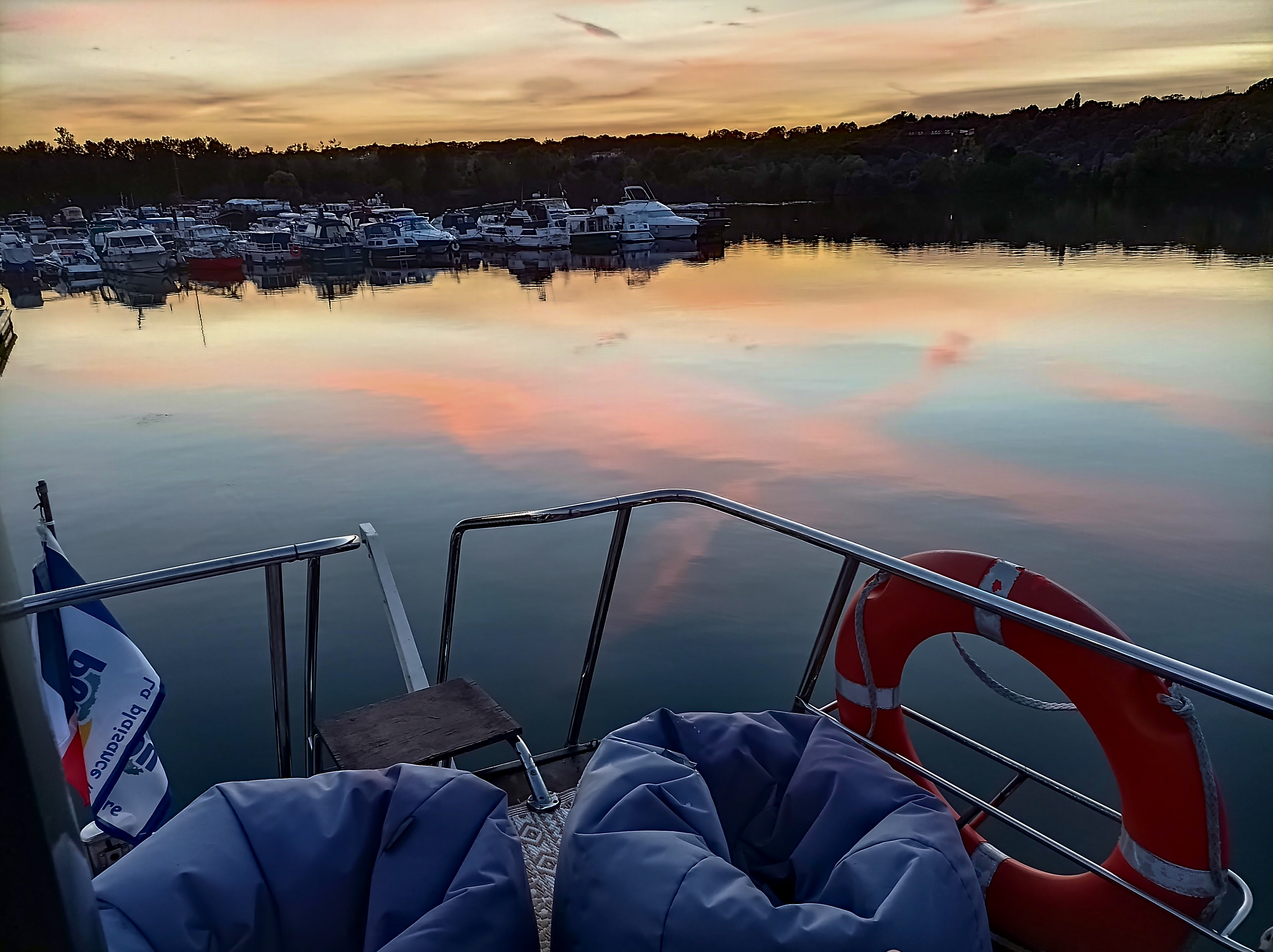 Yacht L'Odysea — Péniche avec spa à Port Ilon (Yvelines) à Saint-Martin-la-Garenne — espace de vie