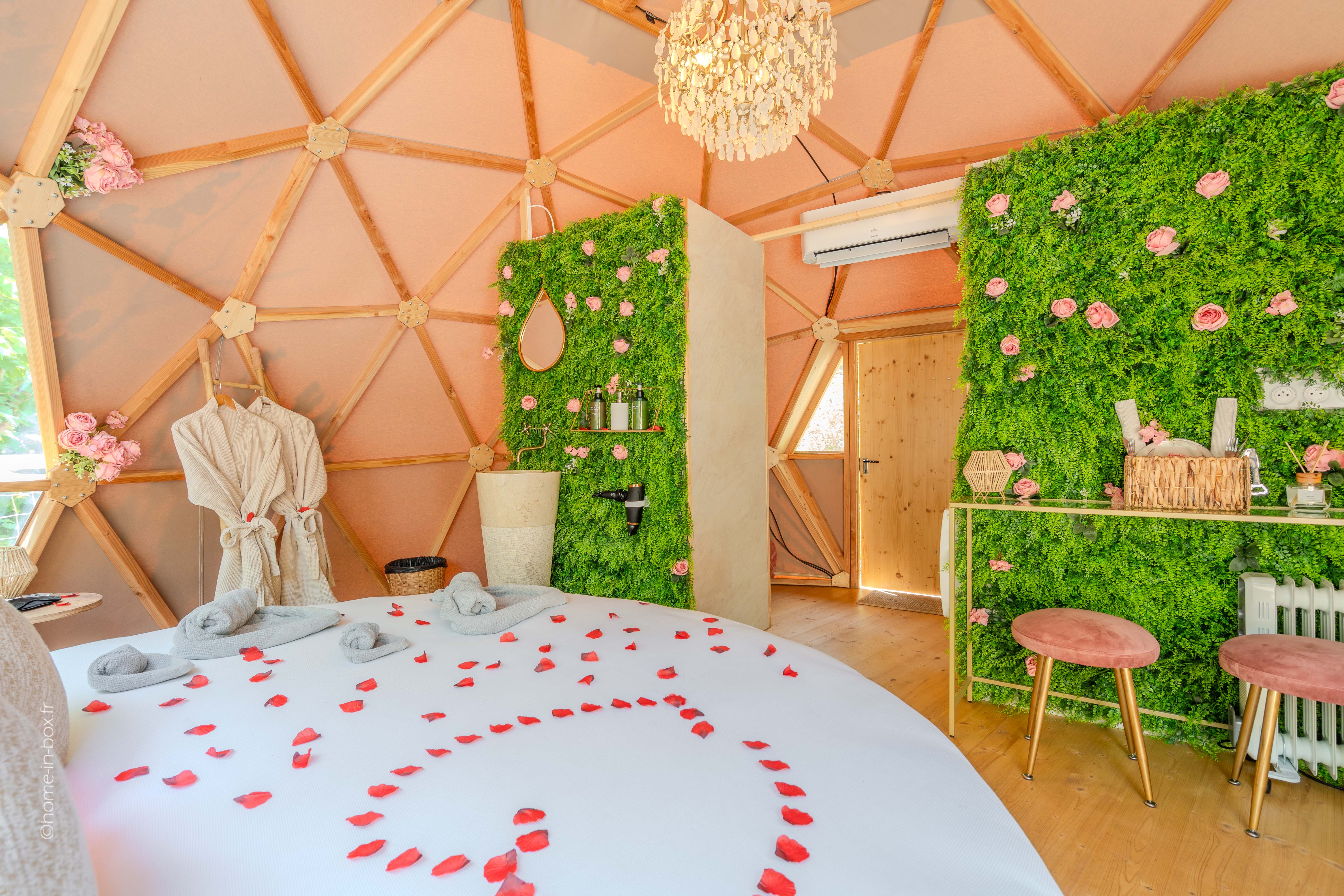 Dôme Fiore avec jacuzzi — Nuit romantique à 2 en Seine-et-Marne à Serris — salle de bain
