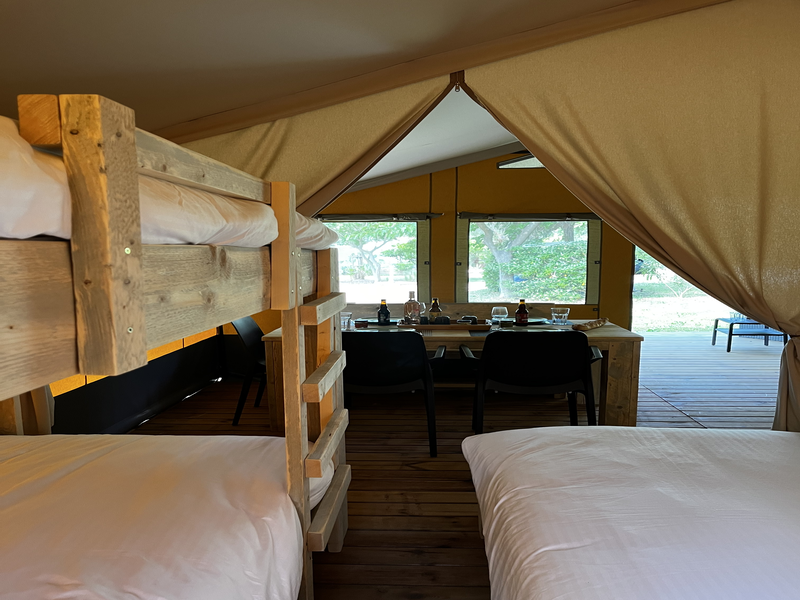 Tente Lodge SAFARI — Glamping avec spa à Gard à Alès — vue depuis la terrasse