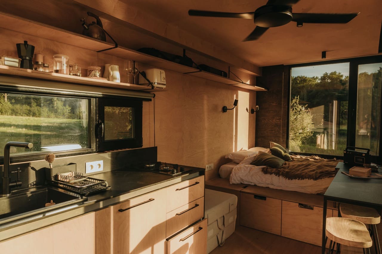 Parcel Tiny House — Séjour au cœur des vignes en Loire à Saint-Étienne — vue intérieure