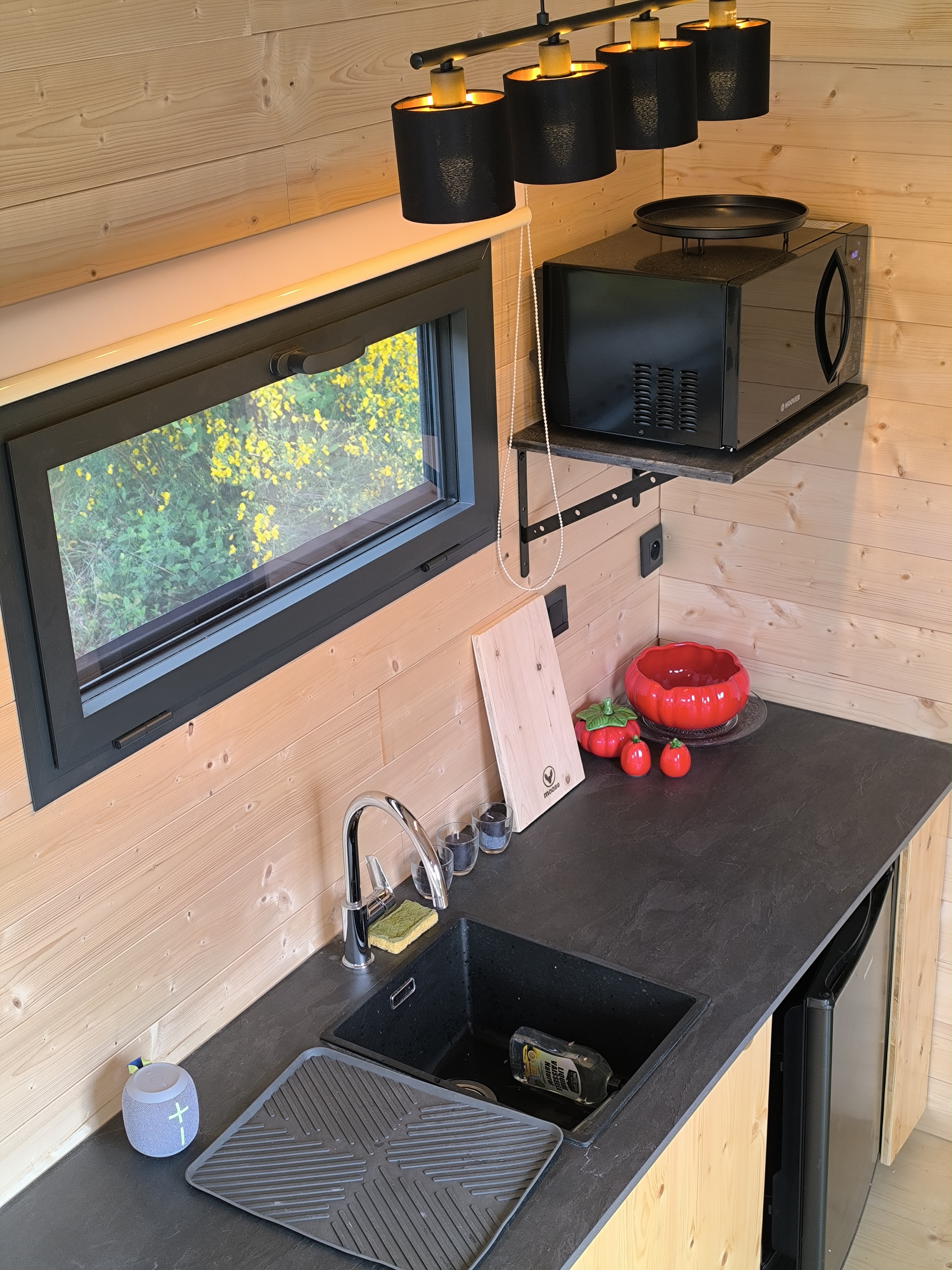 Séjournez dans une tiny house moderne au cœur de l'Auvergne à Cros — environnement naturel