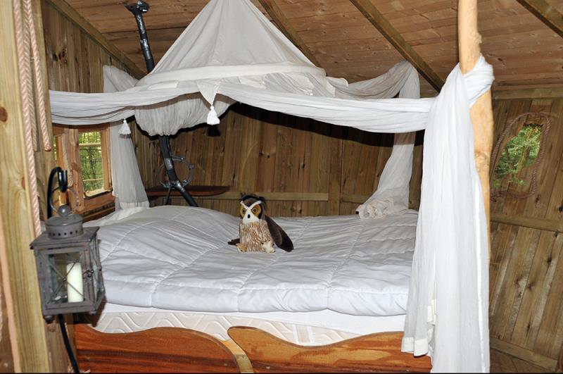 Cabane de la Hulotte : une expérience suspendue dans les arbres à Magné — salle de bain