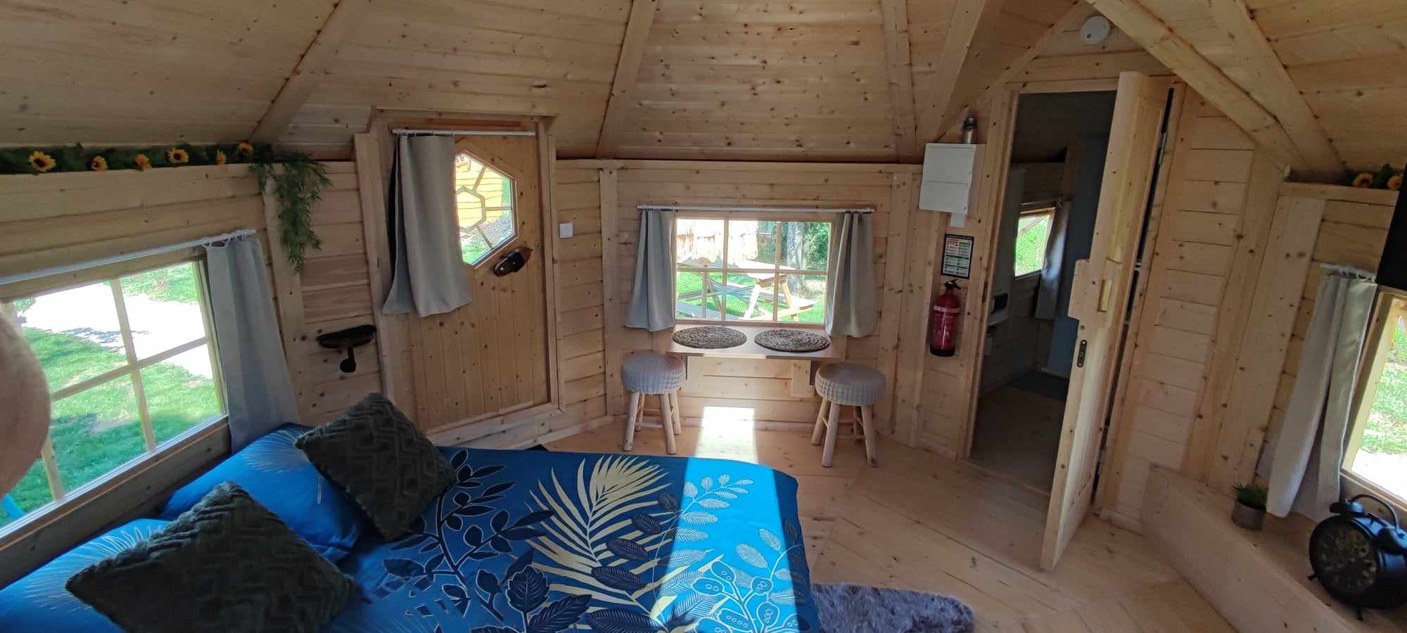 Séjournez dans une cabane Kota finlandaise au cœur de la Bourgogne à Laives — espace de vie