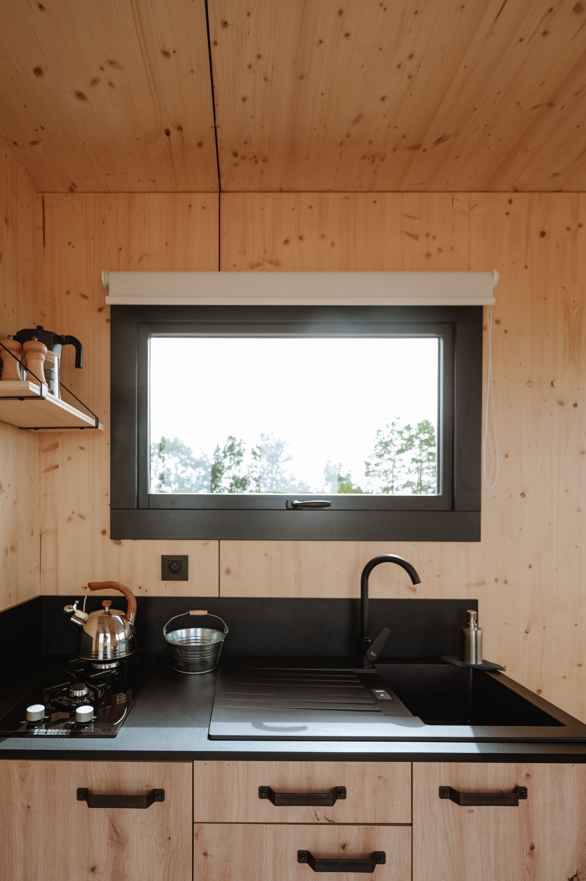 Une escapade insolite dans une Tiny House en Bourgogne à La Celle St Cyr — cuisine