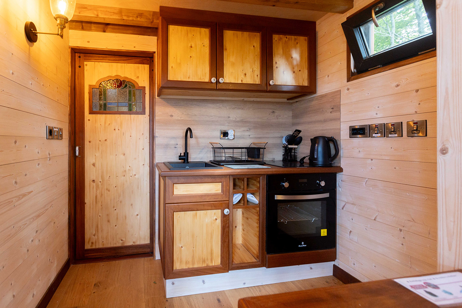 La Tiny des Bois : une évasion enchantée en Île-de-France à Echouboulains — salle de bain