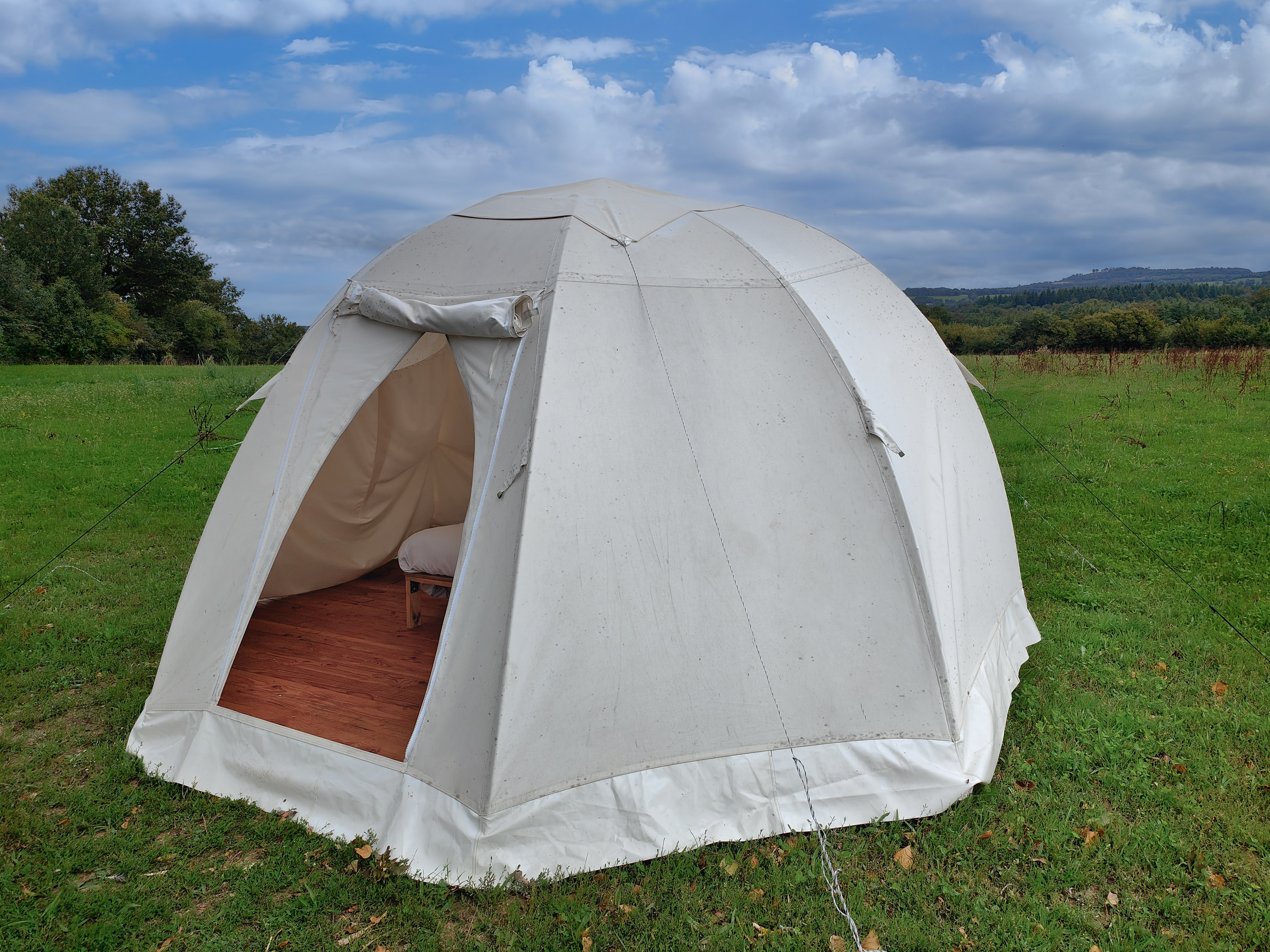 Évasion en hutte amérindienne : un voyage sensoriel en Pays de la Loire