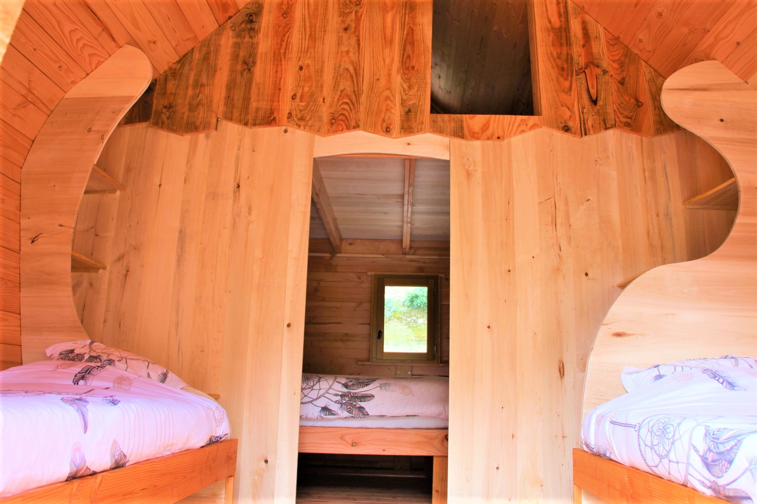Cabane châtaigne Pellegrine : une évasion au bord de la rivière à Peyremale — chambre