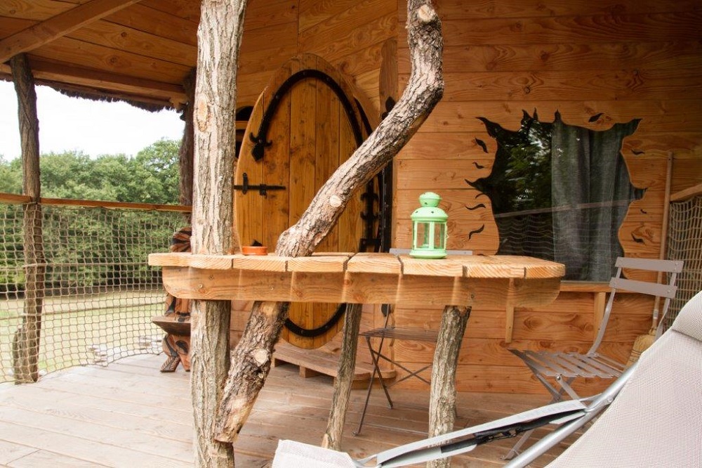Évasion sensorielle dans une cabane spa sur pilotis à Descartes — vue depuis la terrasse