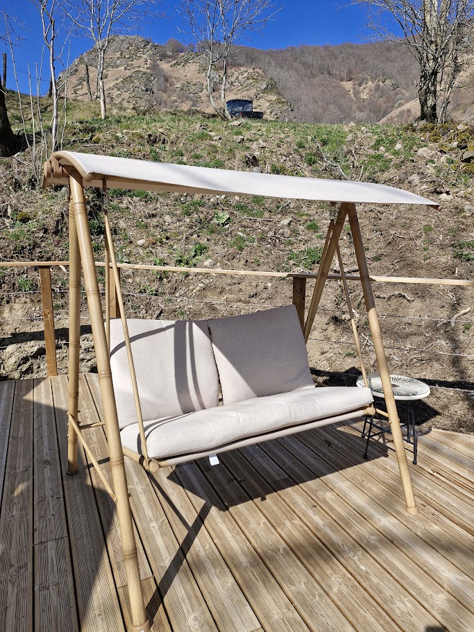 Bulle de neige et nature — Dôme avec spa à Cantal à Saint-Jacques-des-Blats — espace de vie