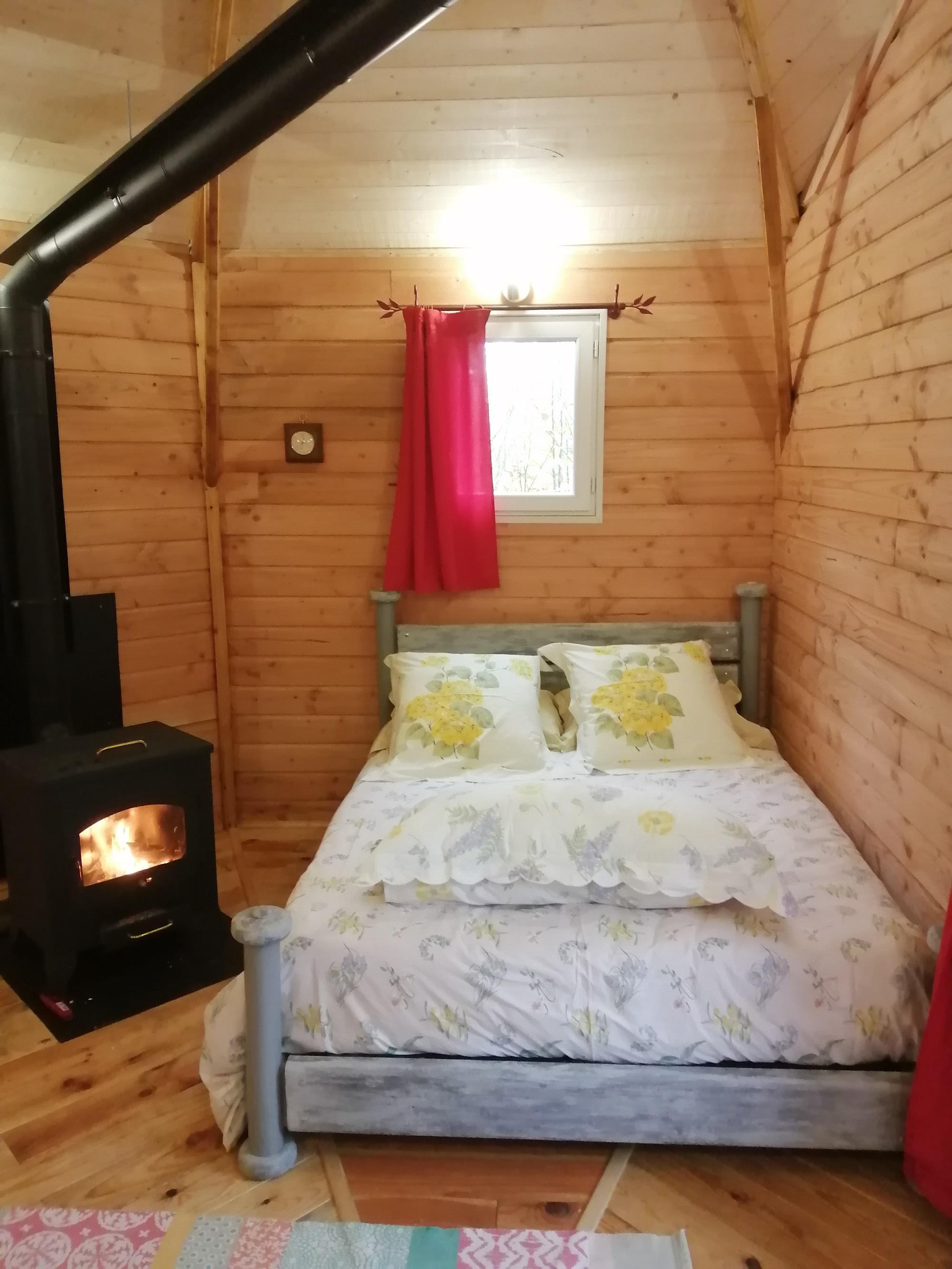 Chalet sur pilotis : une cabane insolite en Limousin à La Geneytouse — détail architectural