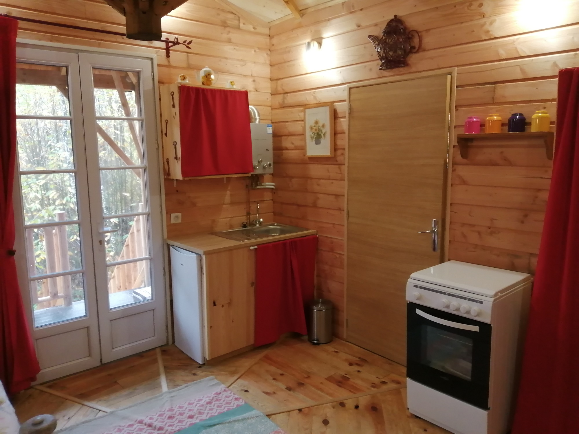 Chalet sur pilotis : une cabane insolite en Limousin à La Geneytouse — cuisine